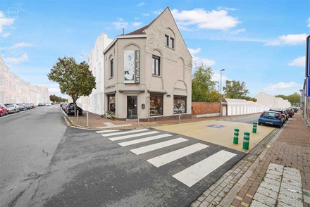 Gemengd gebouw op een steenworp afstand van het centrum van COMINES met ongeveer 80 m² winkelruimte op de begane grond en nog eens 85 m² op twee ver...