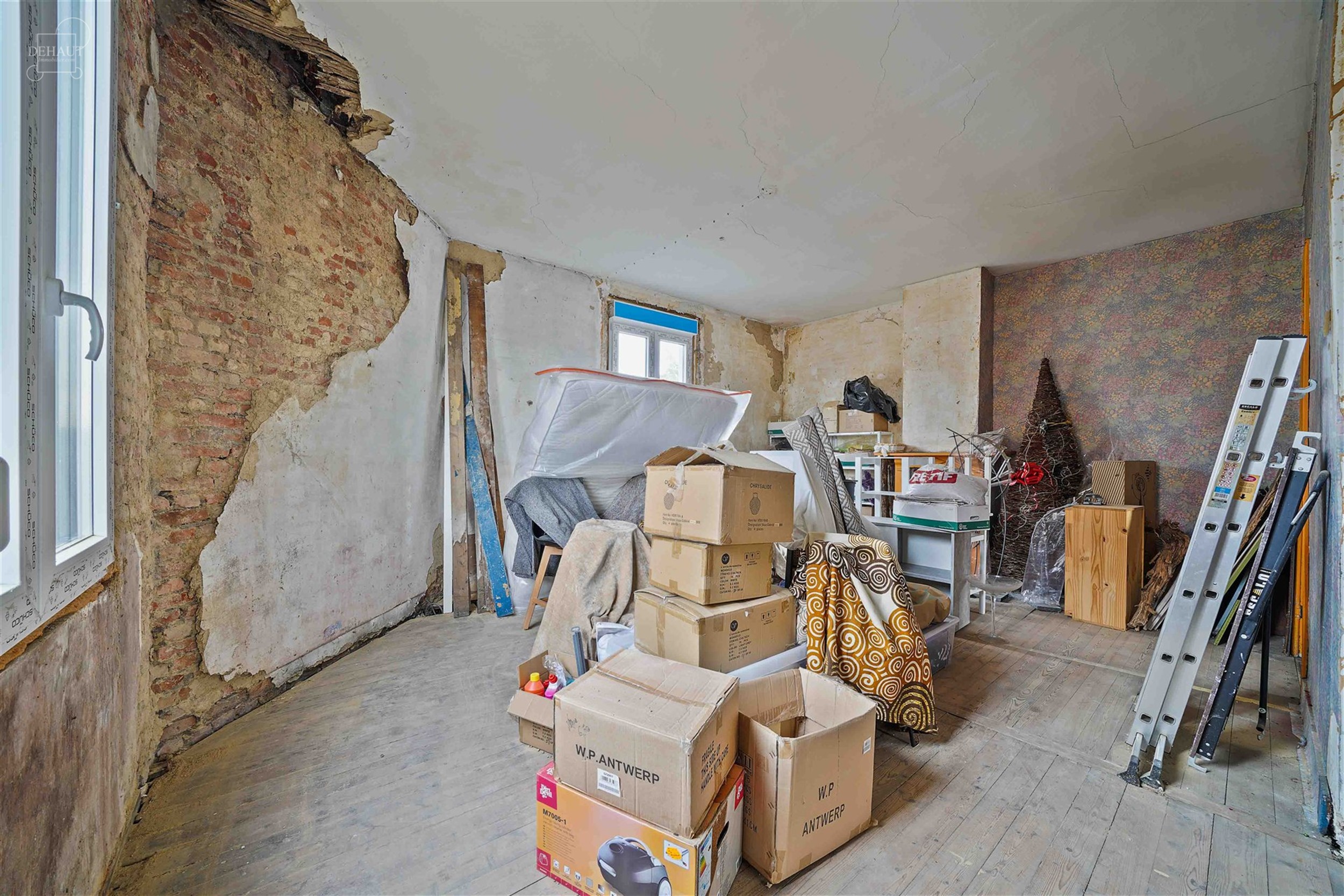 Immeuble mixte à deux pas du centre de COMINES offrant une surface commerciale d'env. 80 m² au rez-de-chaussée et 85 m² supplémentaires répartis...