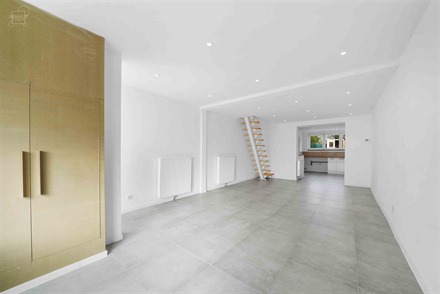 Onlangs gerenoveerde stadswoning met een mooie open woonruimte van ongeveer 40m² met ingerichte keuken, apart toilet, badkamer met douche, 3 slaapkam...