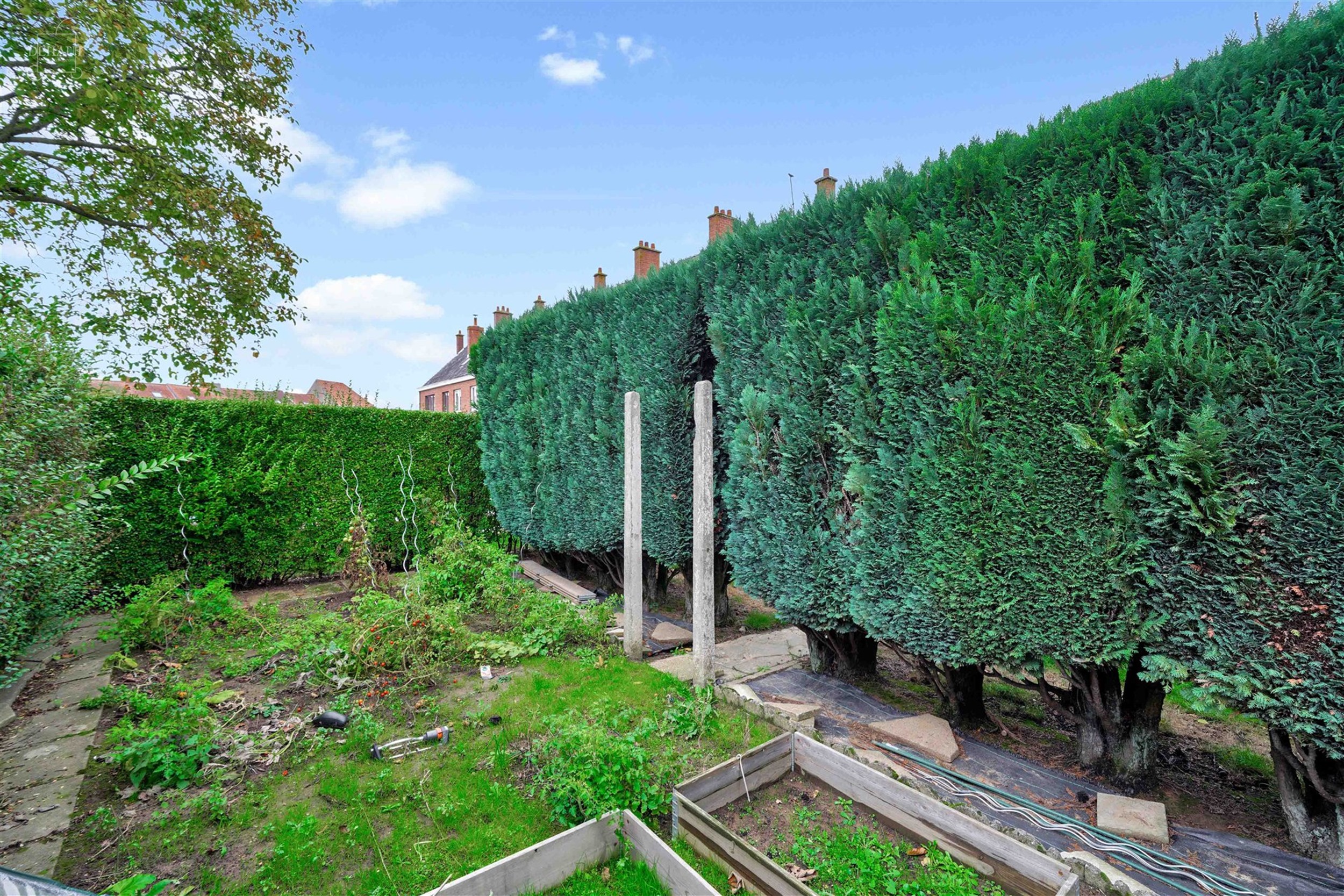 Maison avec garage et 3 chambres idéalement située dans un quartier calme.
Se compose d'un vaste hall d'entrée, une véranda accessible via le sé...