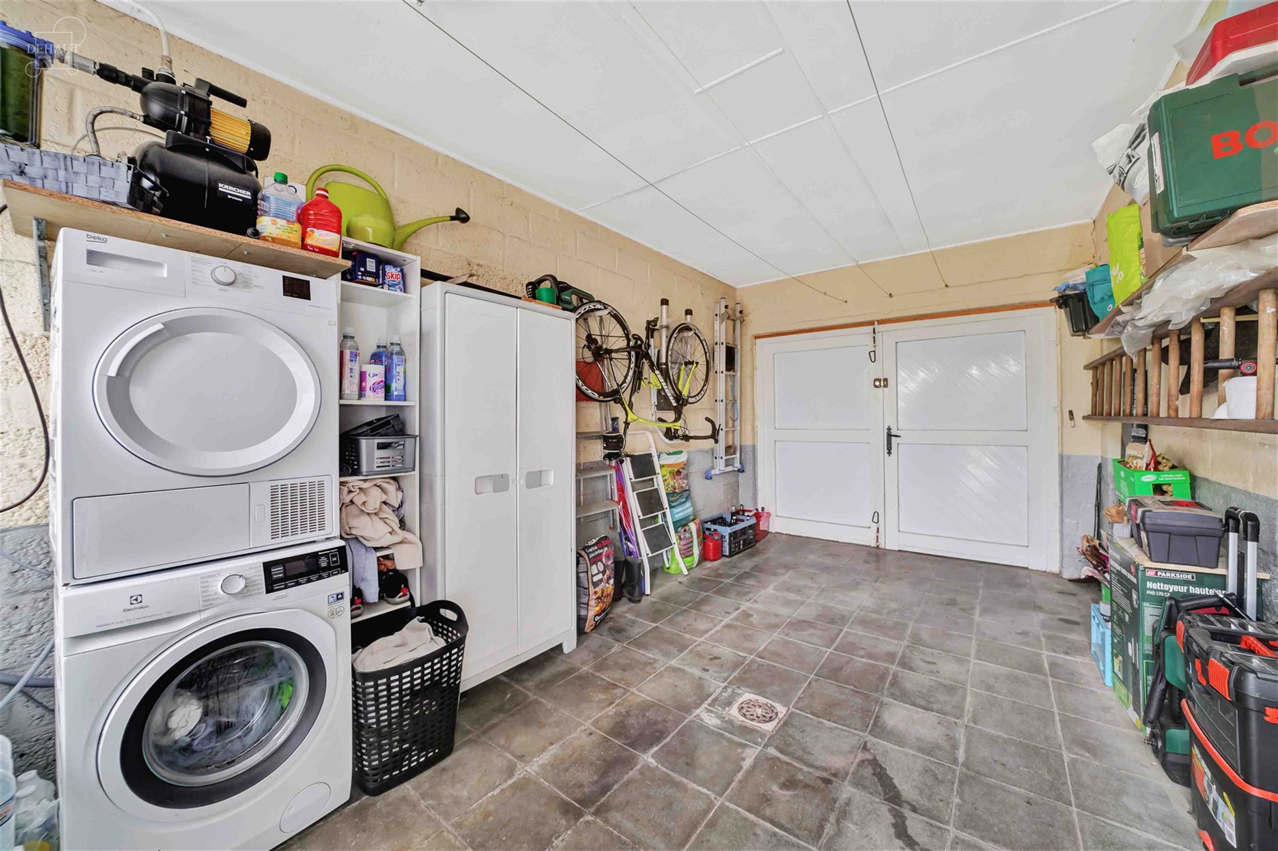 Maison avec garage et 3 chambres idéalement située dans un quartier calme.
Se compose d'un vaste hall d'entrée, une véranda accessible via le sé...