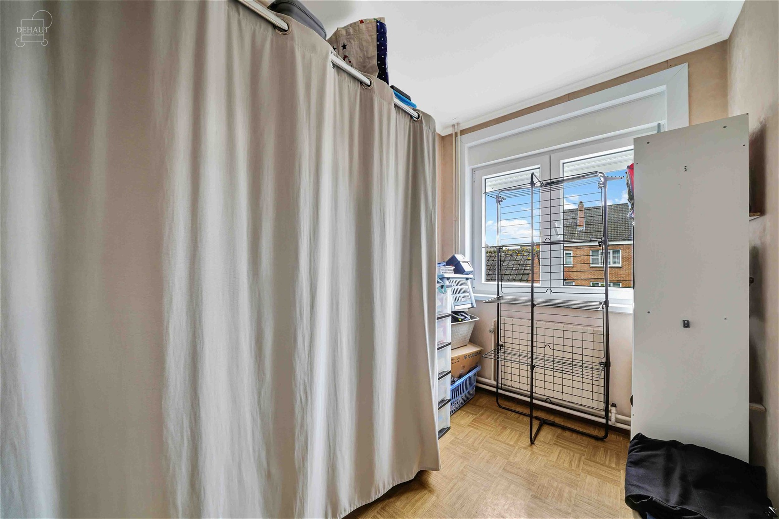 Maison avec garage et 3 chambres idéalement située dans un quartier calme.
Se compose d'un vaste hall d'entrée, une véranda accessible via le sé...