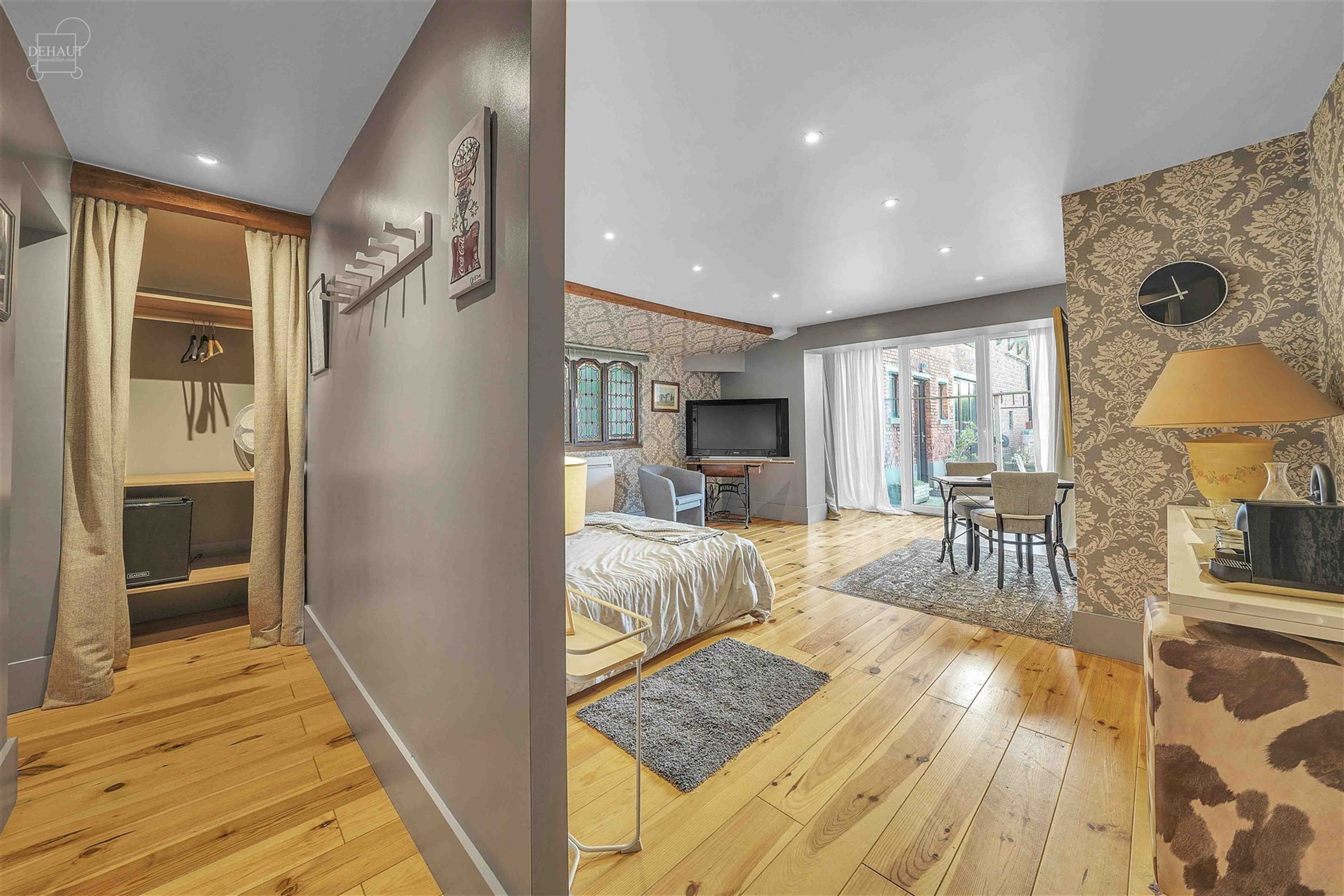 Ensemble immobilier haut de gamme comprenant un corps de ferme rénové avec goût, un gîte, une chambre d'hôtes, une écurie d'env. 195m², un hang...