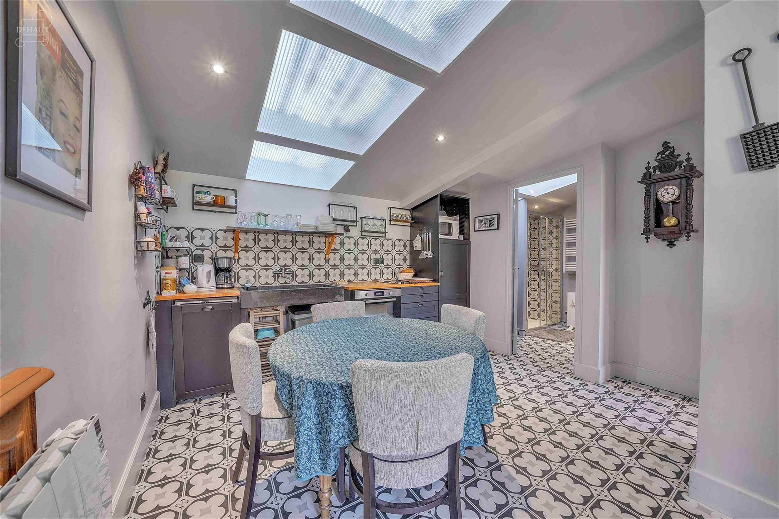 Ensemble immobilier haut de gamme comprenant un corps de ferme rénové avec goût, un gîte, une chambre d'hôtes, une écurie d'env. 195m², un hang...