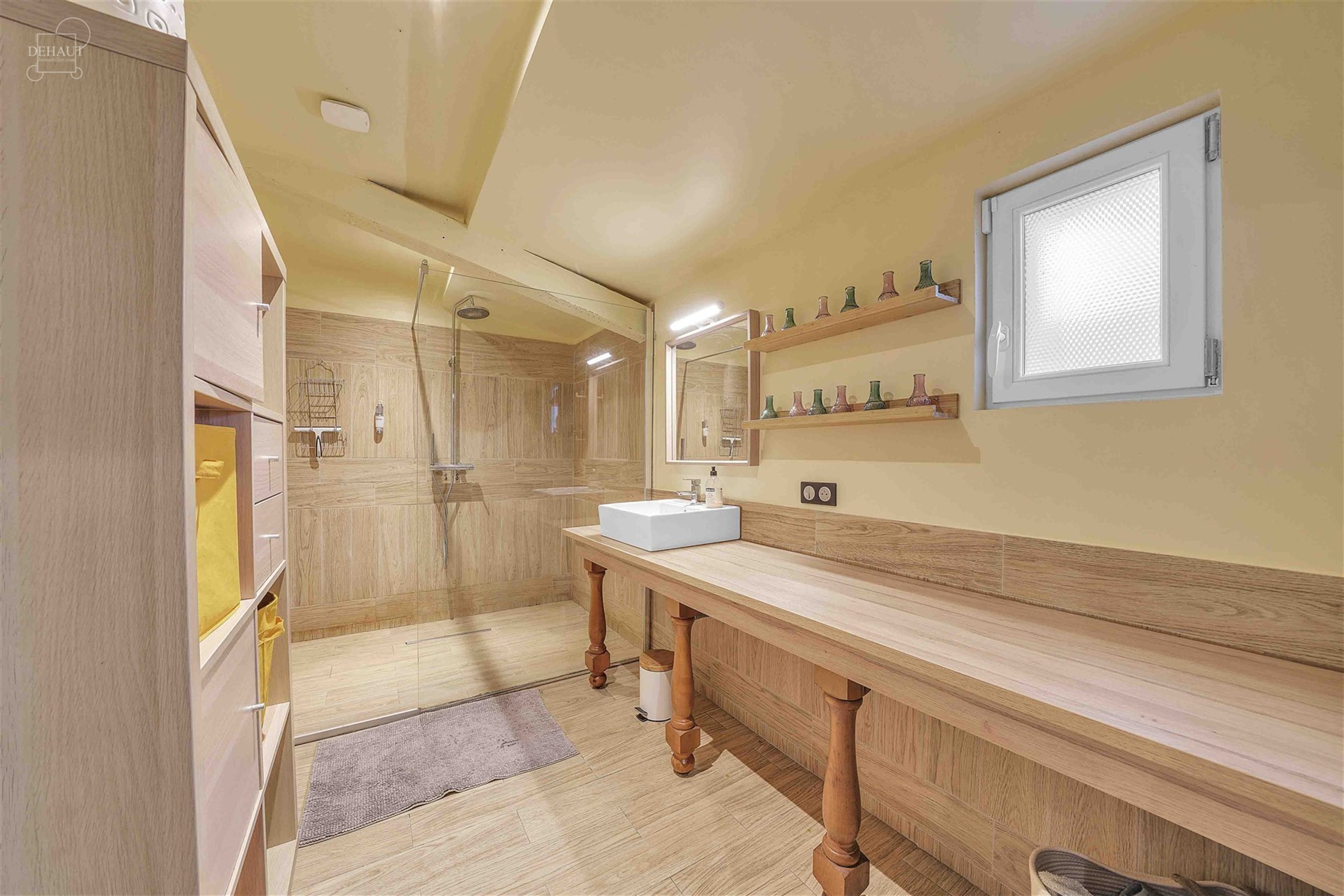 Ensemble immobilier haut de gamme comprenant un corps de ferme rénové avec goût, un gîte, une chambre d'hôtes, une écurie d'env. 195m², un hang...