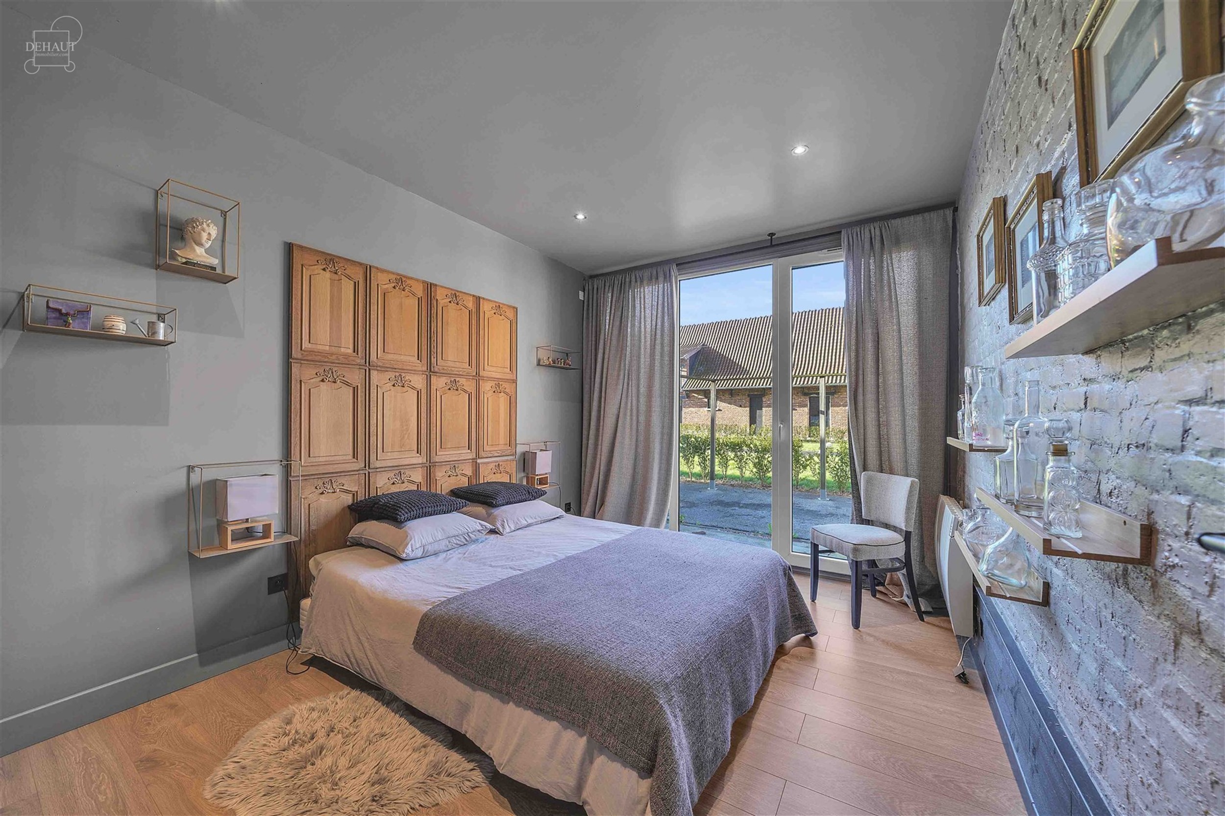 Ensemble immobilier haut de gamme comprenant un corps de ferme rénové avec goût, un gîte, une chambre d'hôtes, une écurie d'env. 195m², un hang...