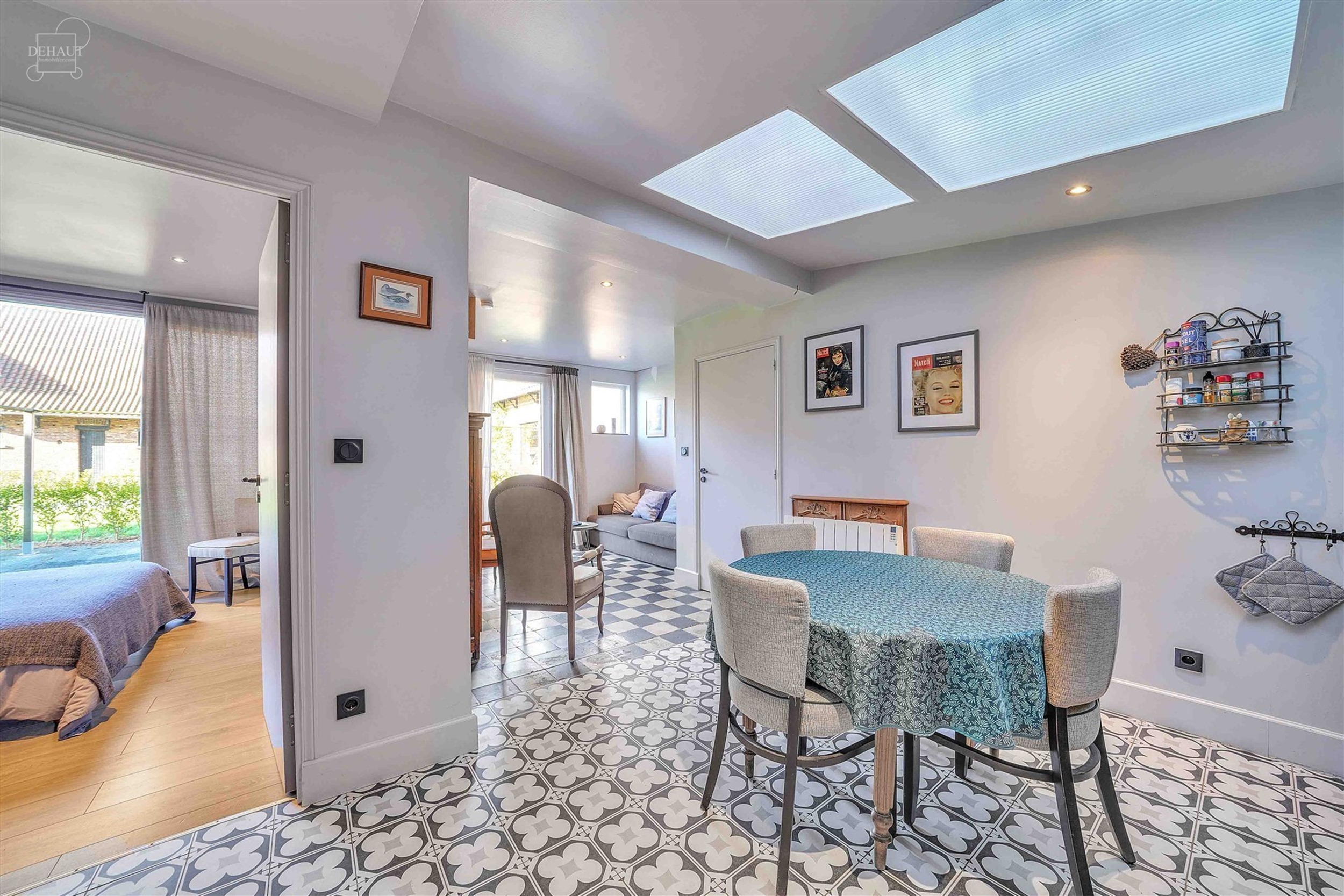 Ensemble immobilier haut de gamme comprenant un corps de ferme rénové avec goût, un gîte, une chambre d'hôtes, une écurie d'env. 195m², un hang...