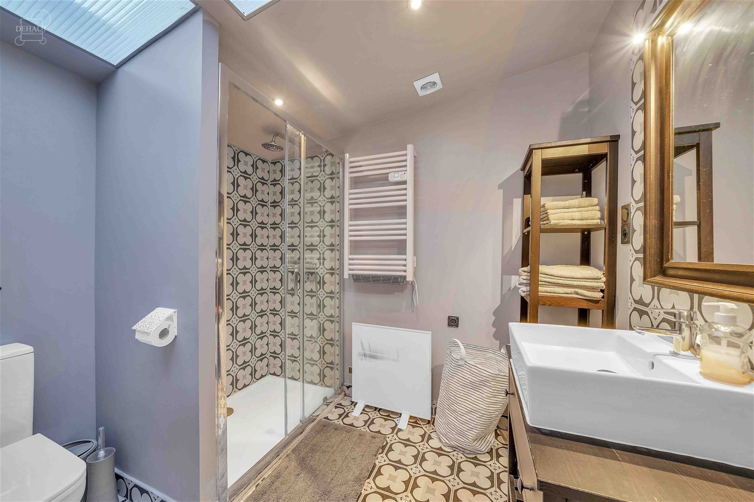 Ensemble immobilier haut de gamme comprenant un corps de ferme rénové avec goût, un gîte, une chambre d'hôtes, une écurie d'env. 195m², un hang...