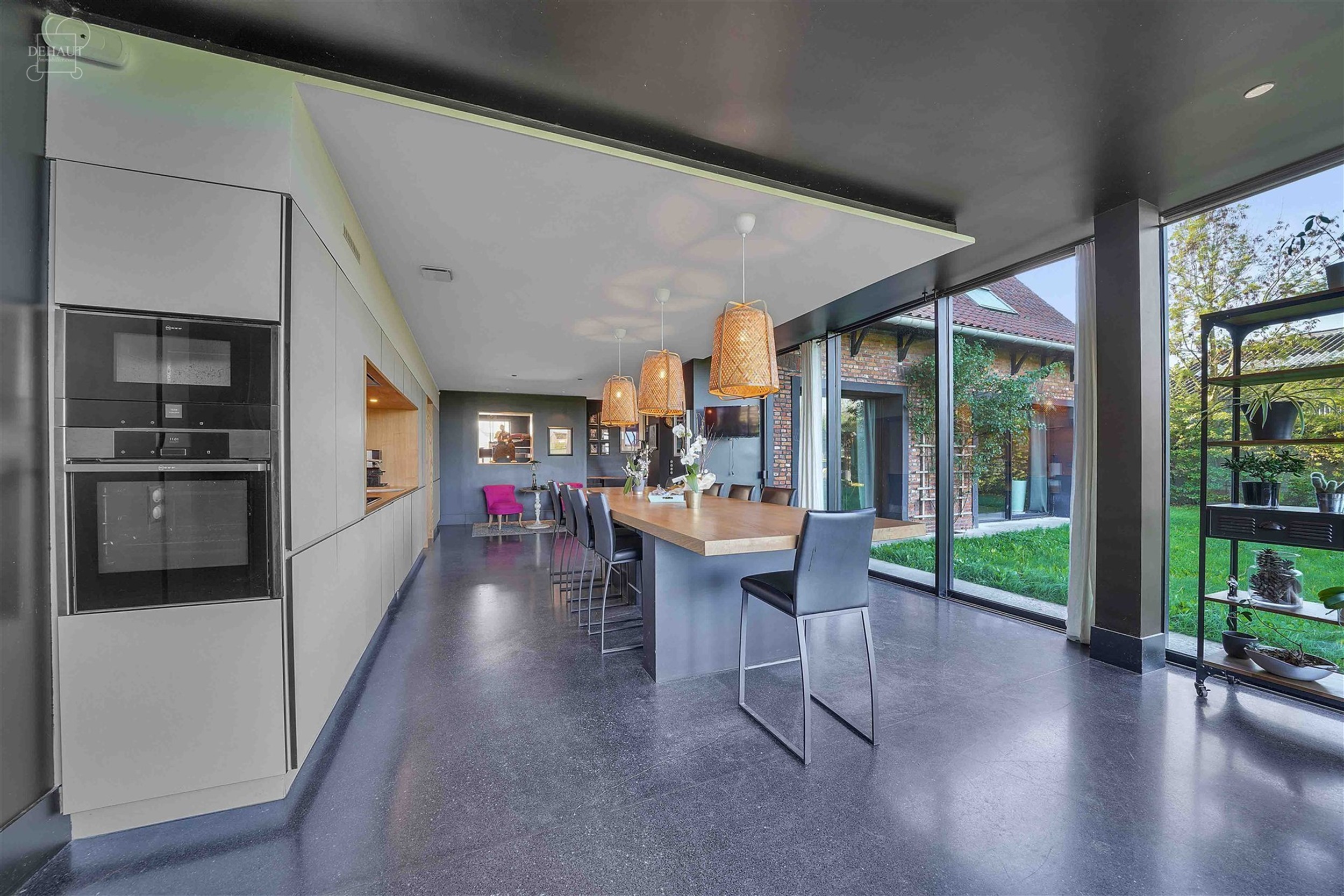 Ensemble immobilier haut de gamme comprenant un corps de ferme rénové avec goût, un gîte, une chambre d'hôtes, une écurie d'env. 195m², un hang...