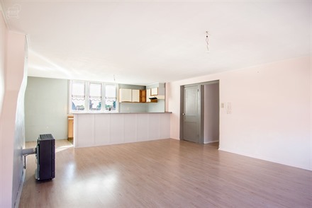 Bel appartement au 2ème étage d'un immeuble en centre-ville de LE BIZET composé d'un séjour ouvert sur cuisine équipée, une salle de bain, 2 cha...