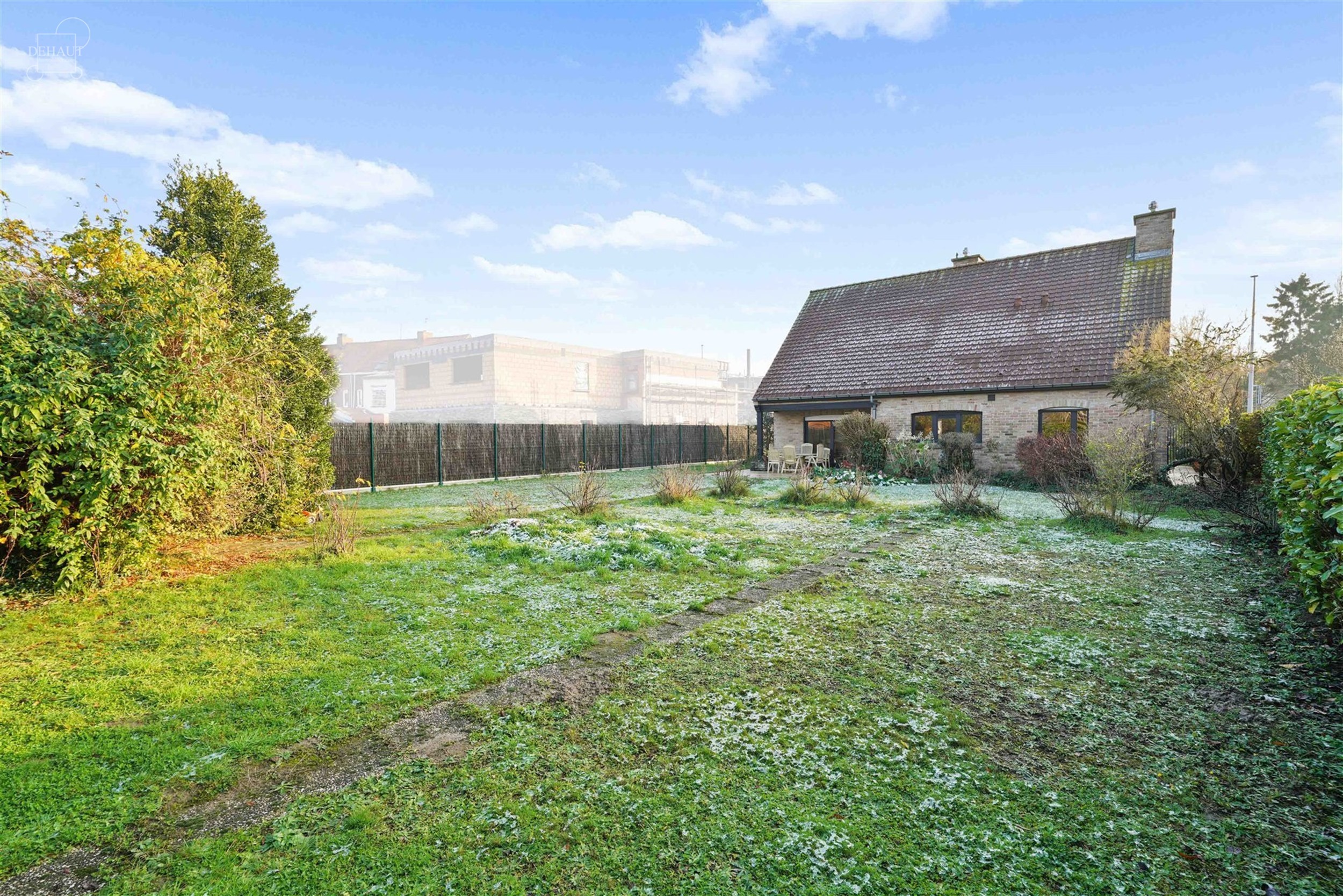 Charmante halfvrijstaande bungalow gebouwd in 1997 en gelegen op een steenworp afstand van het stadscentrum.
Begane grond: grote hal die leidt naar e...