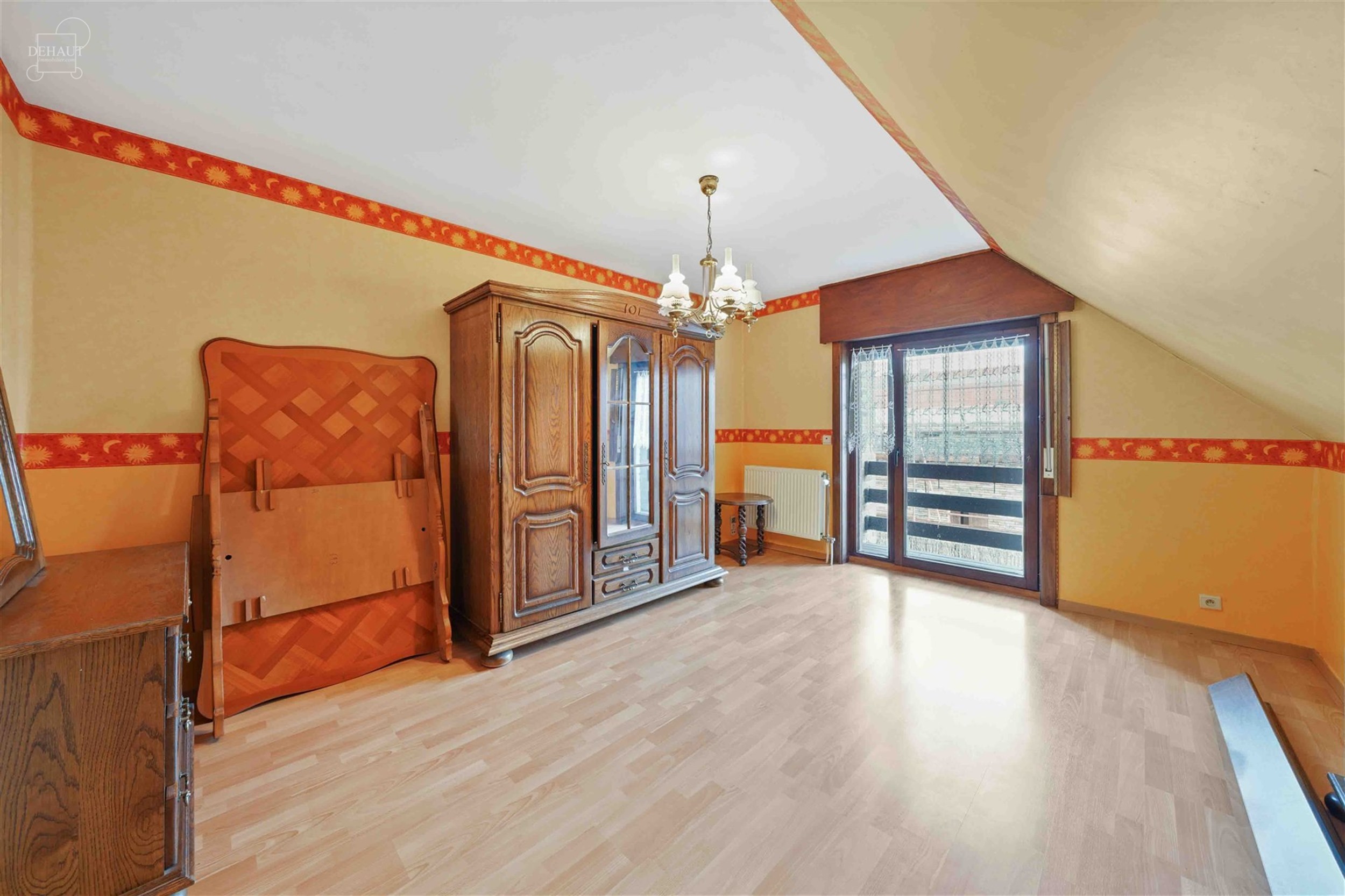 Charmante halfvrijstaande bungalow gebouwd in 1997 en gelegen op een steenworp afstand van het stadscentrum.
Begane grond: grote hal die leidt naar e...