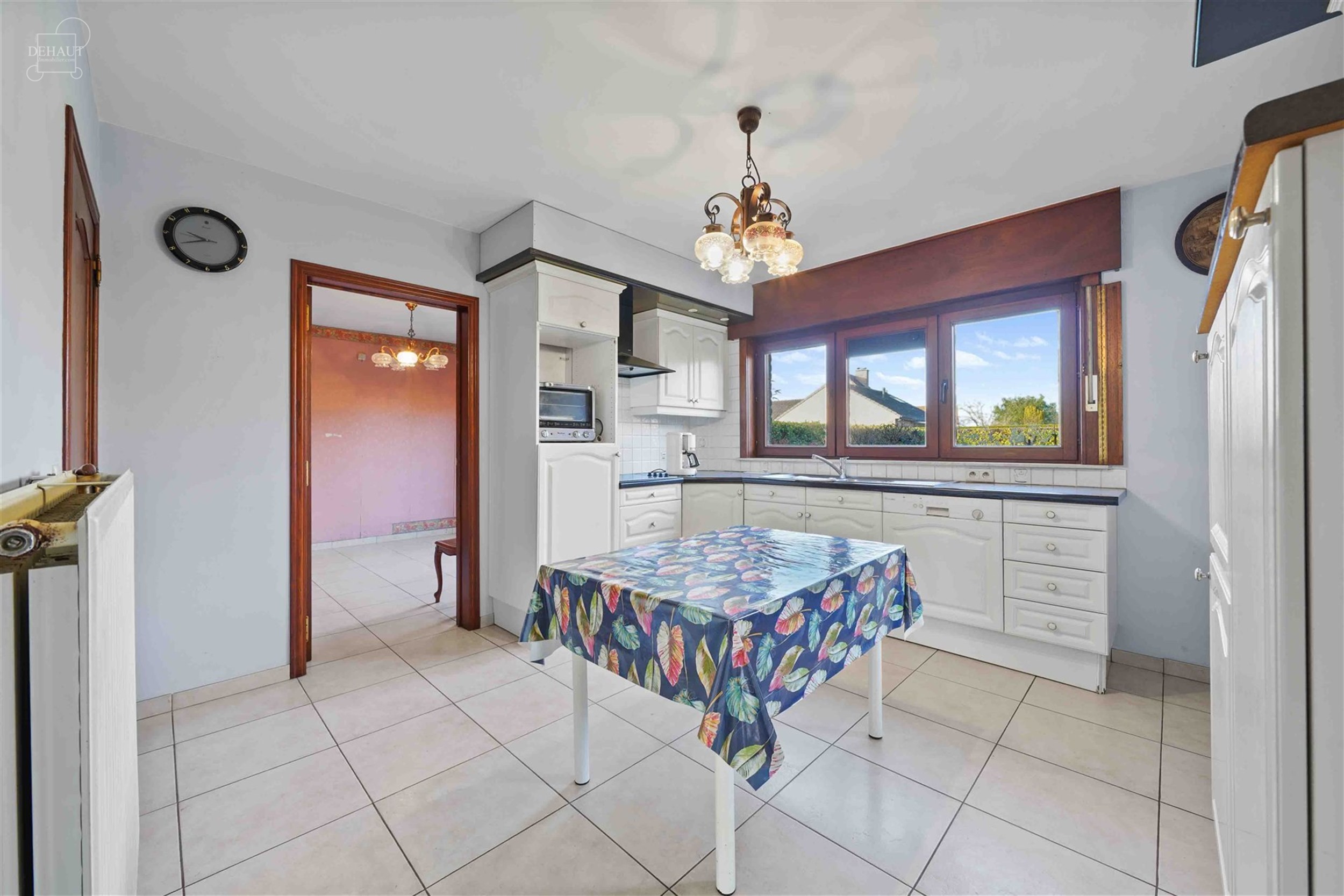 Charmante halfvrijstaande bungalow gebouwd in 1997 en gelegen op een steenworp afstand van het stadscentrum.
Begane grond: grote hal die leidt naar e...