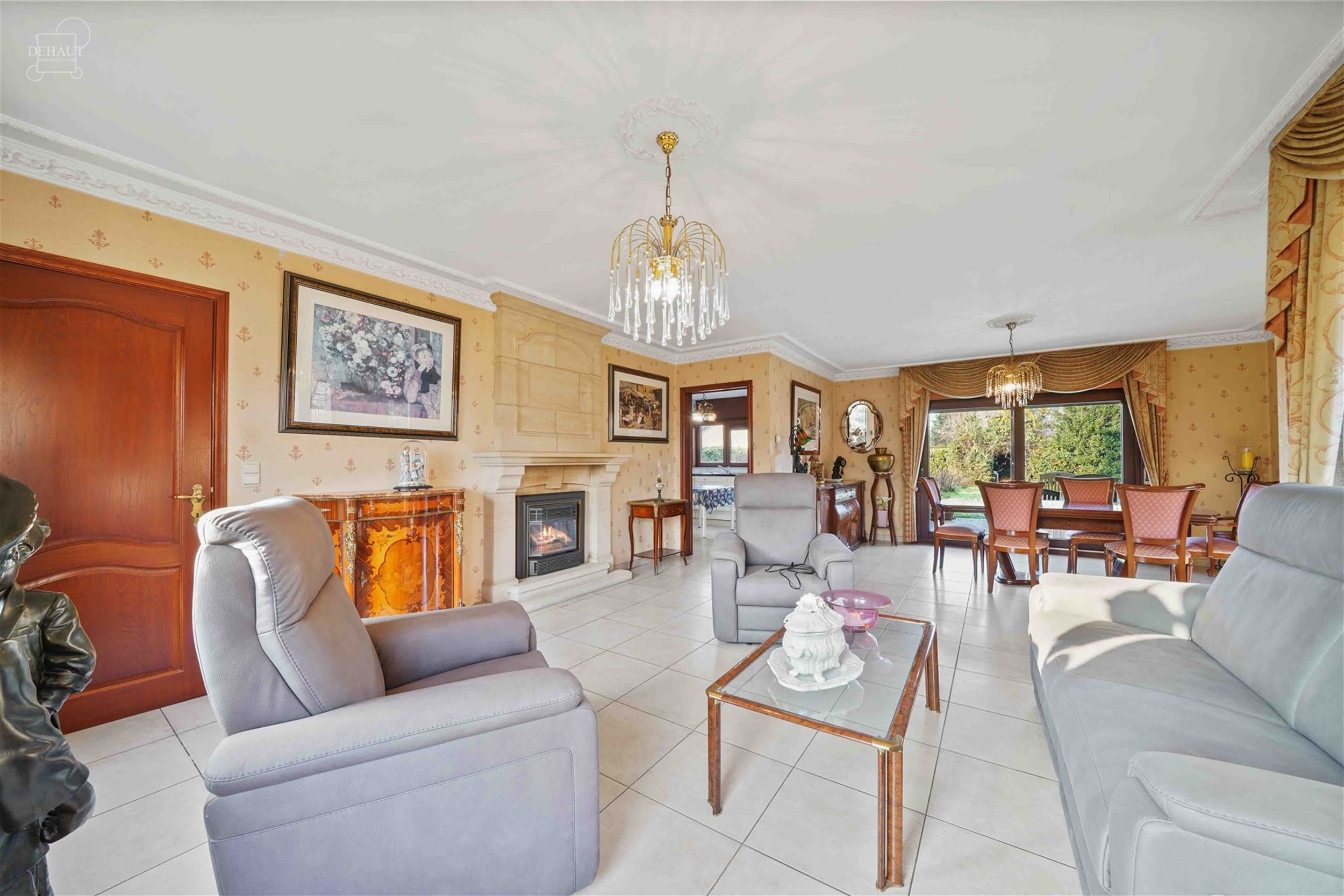 Charmante halfvrijstaande bungalow gebouwd in 1997 en gelegen op een steenworp afstand van het stadscentrum.
Begane grond: grote hal die leidt naar e...