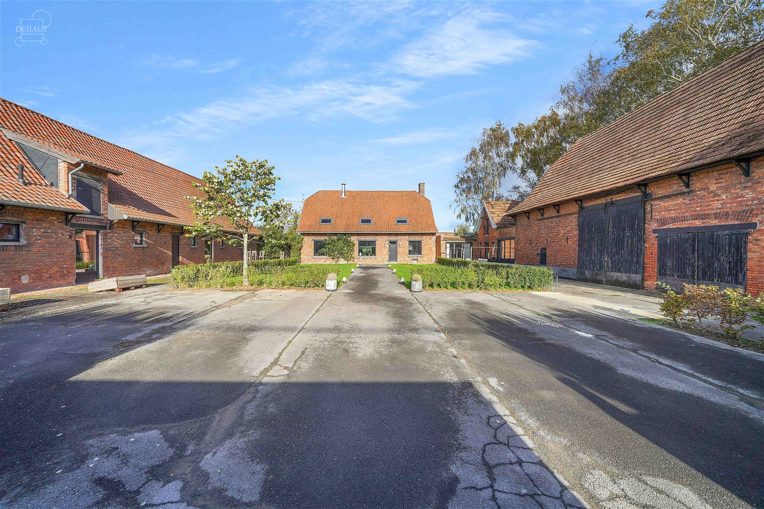 Ensemble immobilier haut de gamme comprenant un corps de ferme rénové avec goût, un gîte, une chambre d'hôtes, une écurie d'env. 195m², un hang...