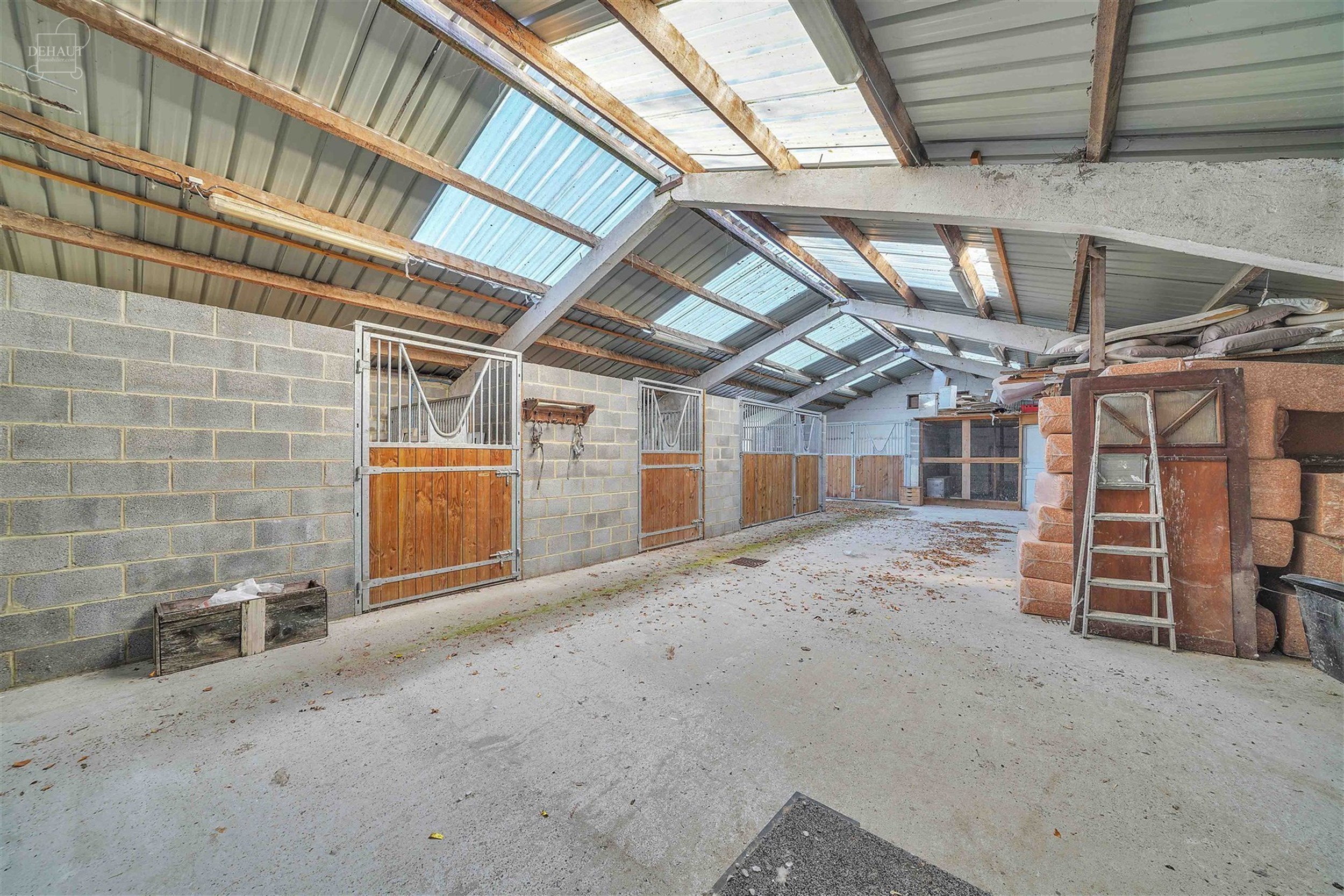 Ensemble immobilier haut de gamme comprenant un corps de ferme rénové avec goût, un gîte, une chambre d'hôtes, une écurie d'env. 195m², un hang...