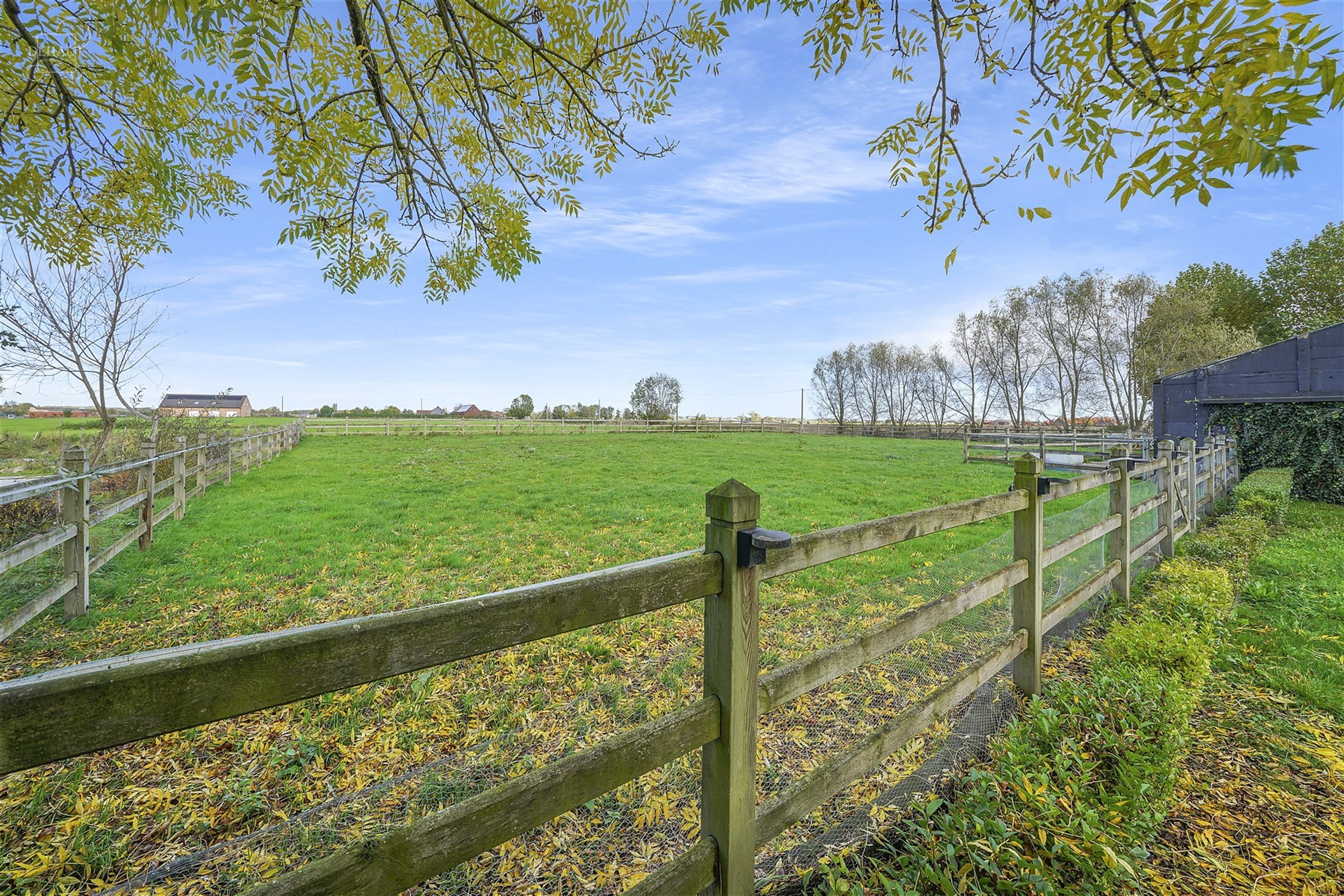 Ensemble immobilier haut de gamme comprenant un corps de ferme rénové avec goût, un gîte, une chambre d'hôtes, une écurie d'env. 195m², un hang...