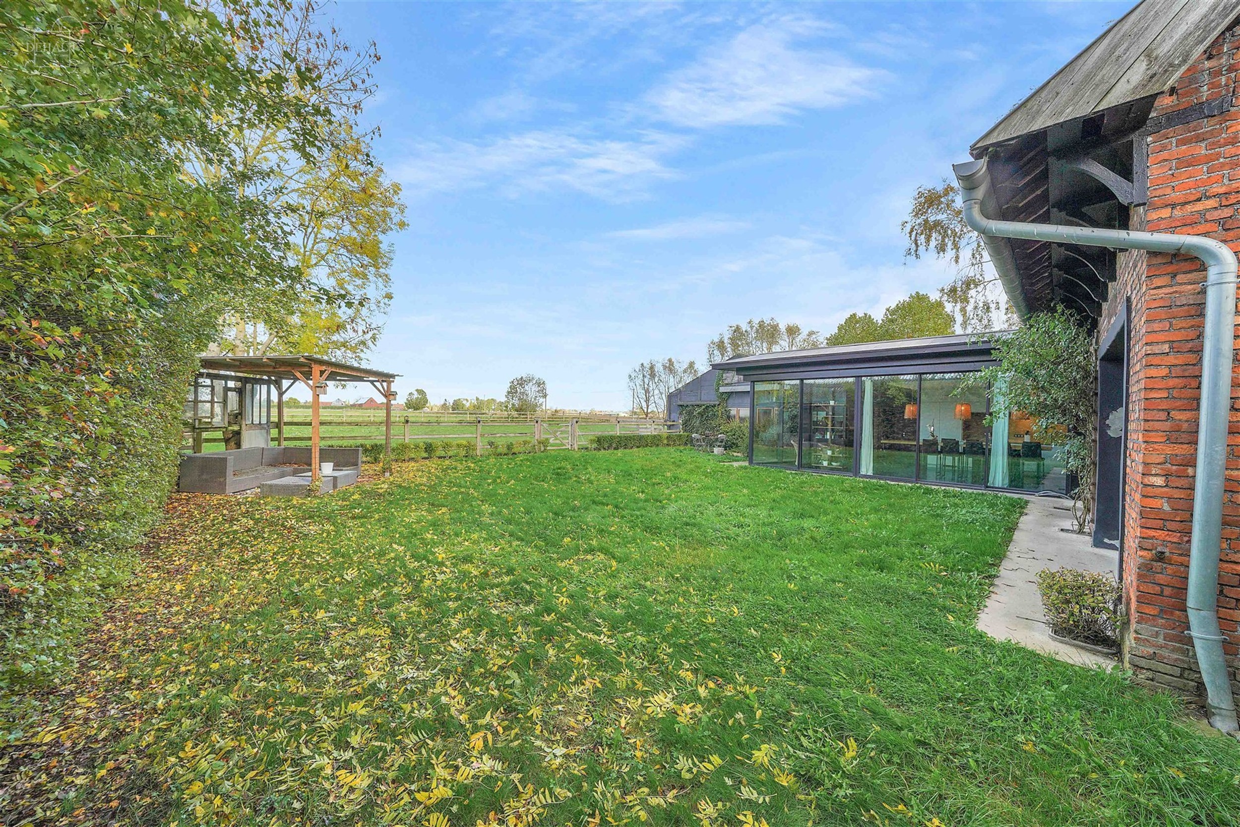 Ensemble immobilier haut de gamme comprenant un corps de ferme rénové avec goût, un gîte, une chambre d'hôtes, une écurie d'env. 195m², un hang...