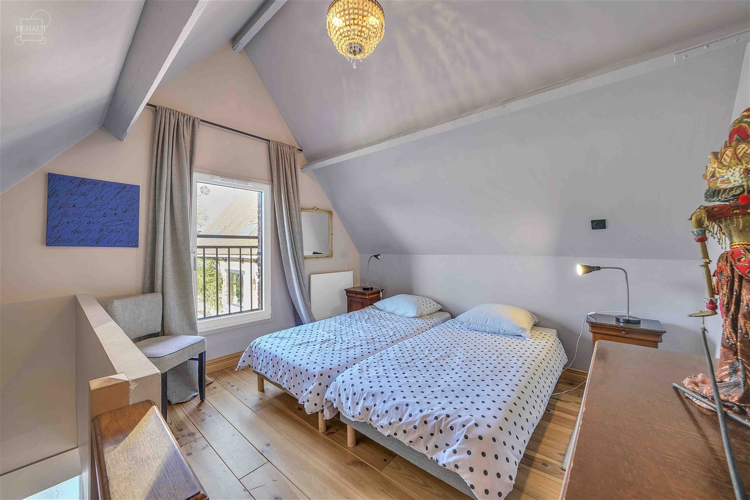 Ensemble immobilier haut de gamme comprenant un corps de ferme rénové avec goût, un gîte, une chambre d'hôtes, une écurie d'env. 195m², un hang...