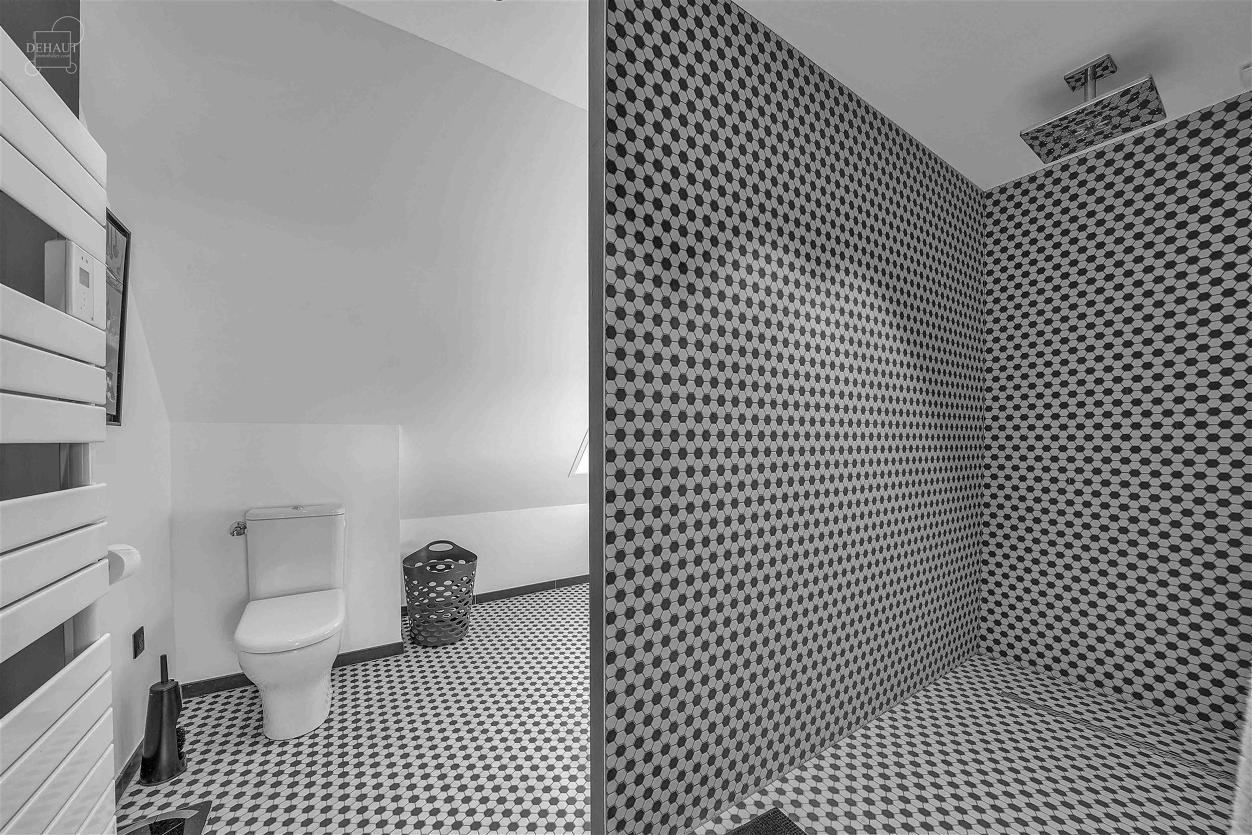 Ensemble immobilier haut de gamme comprenant un corps de ferme rénové avec goût, un gîte, une chambre d'hôtes, une écurie d'env. 195m², un hang...