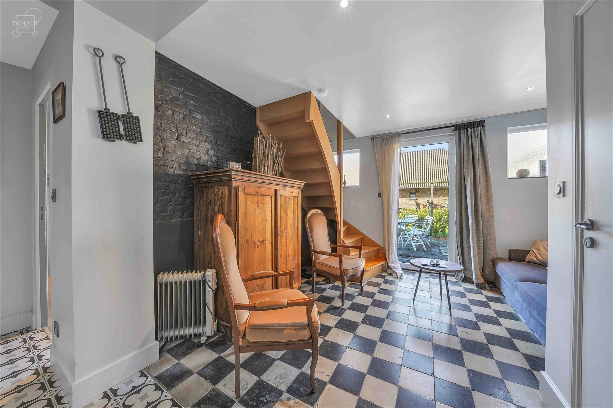 Ensemble immobilier haut de gamme comprenant un corps de ferme rénové avec goût, un gîte, une chambre d'hôtes, une écurie d'env. 195m², un hang...