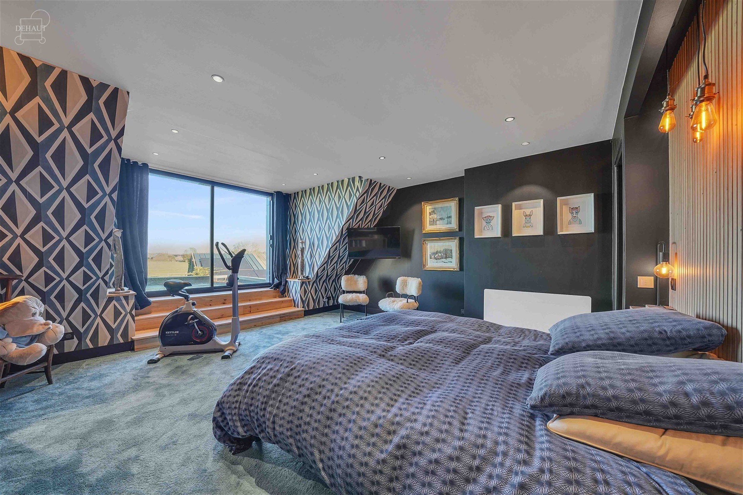 Ensemble immobilier haut de gamme comprenant un corps de ferme rénové avec goût, un gîte, une chambre d'hôtes, une écurie d'env. 195m², un hang...