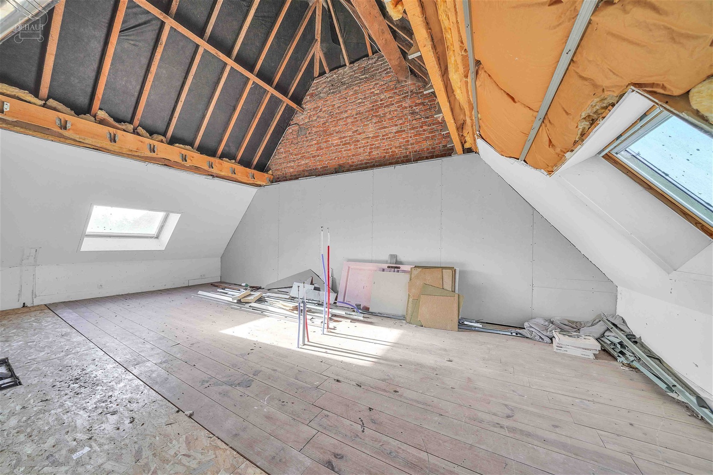 Ensemble immobilier haut de gamme comprenant un corps de ferme rénové avec goût, un gîte, une chambre d'hôtes, une écurie d'env. 195m², un hang...