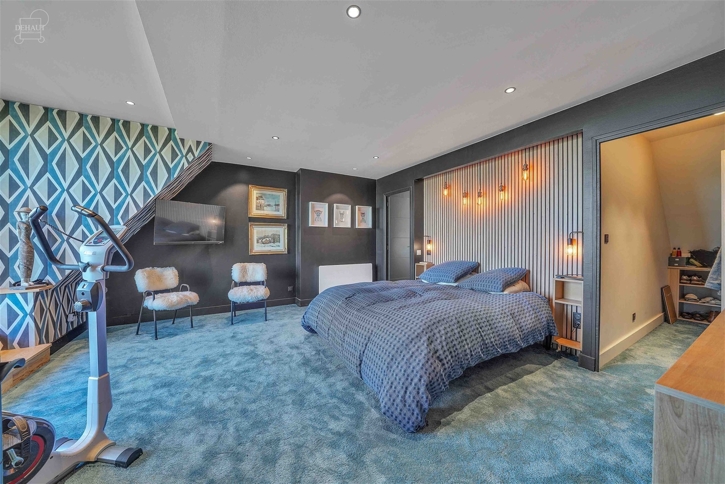 Ensemble immobilier haut de gamme comprenant un corps de ferme rénové avec goût, un gîte, une chambre d'hôtes, une écurie d'env. 195m², un hang...