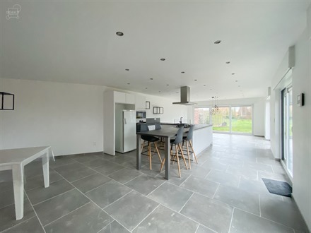 Spacieuse maison avec garage rénovée composée d'un hall d'entrée desservant un vaste espace de vie ouvert sur cuisine entièrement équipée, une ...