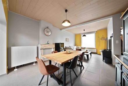 Zeer aantrekkelijke gerenoveerde stadswoning gelegen in een rustige straat op een steenworp afstand van de Quai Verboeckhoven. Bestaande uit een inkom...