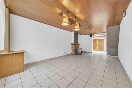 Mooie stadswoning met een ruime woonkamer die uitgeeft op een ingerichte keuken, een bijkeuken, een badkamer en een apart toilet. Boven: 2 slaapkamers...