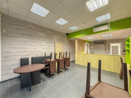Surface commerciale en plein coeur du centre-ville de COMINES. Anciennement employée pour de la petite restauration, mais peut également être trans...
