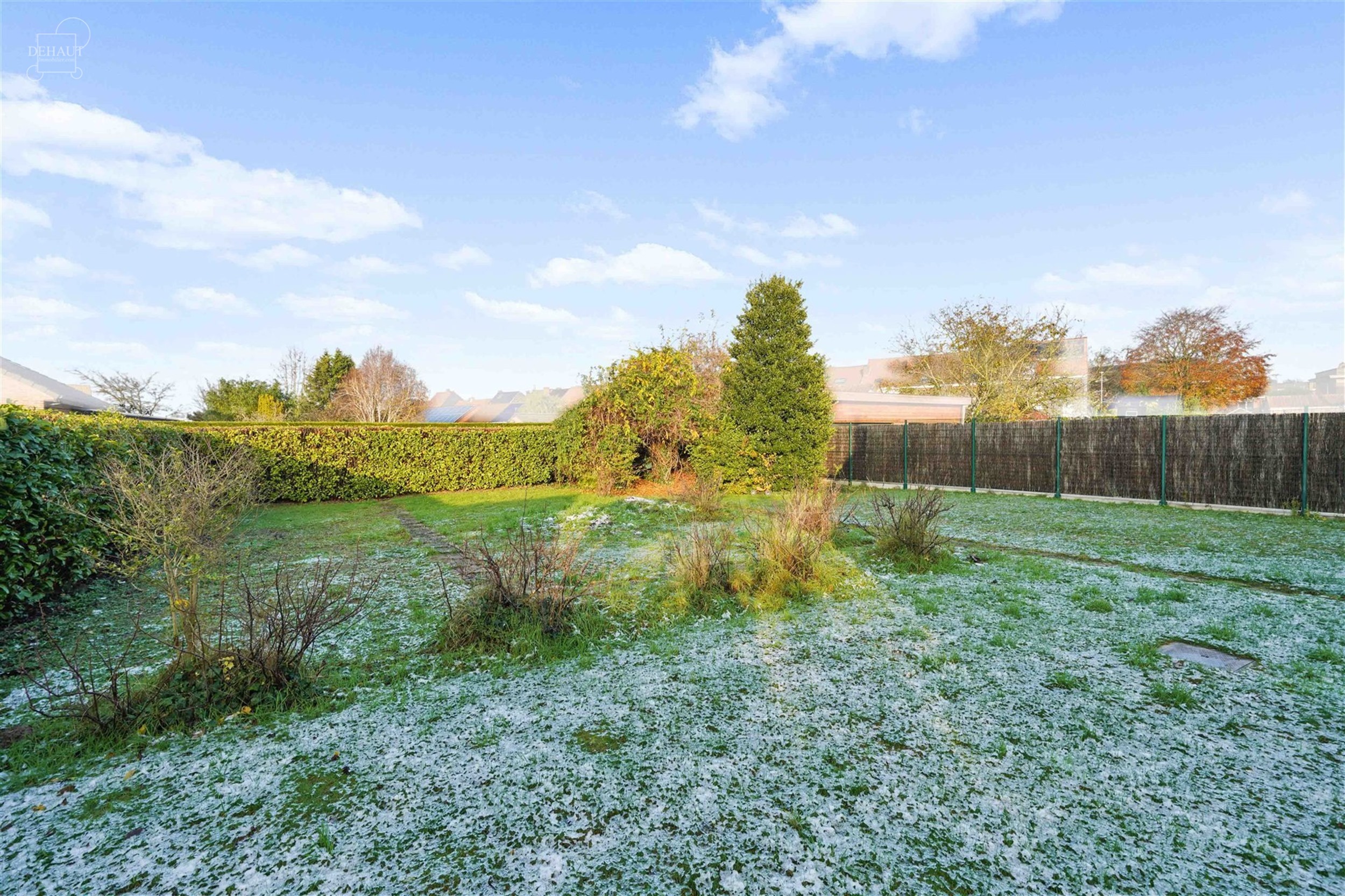 Charmante halfvrijstaande bungalow gebouwd in 1997 en gelegen op een steenworp afstand van het stadscentrum.
Begane grond: grote hal die leidt naar e...