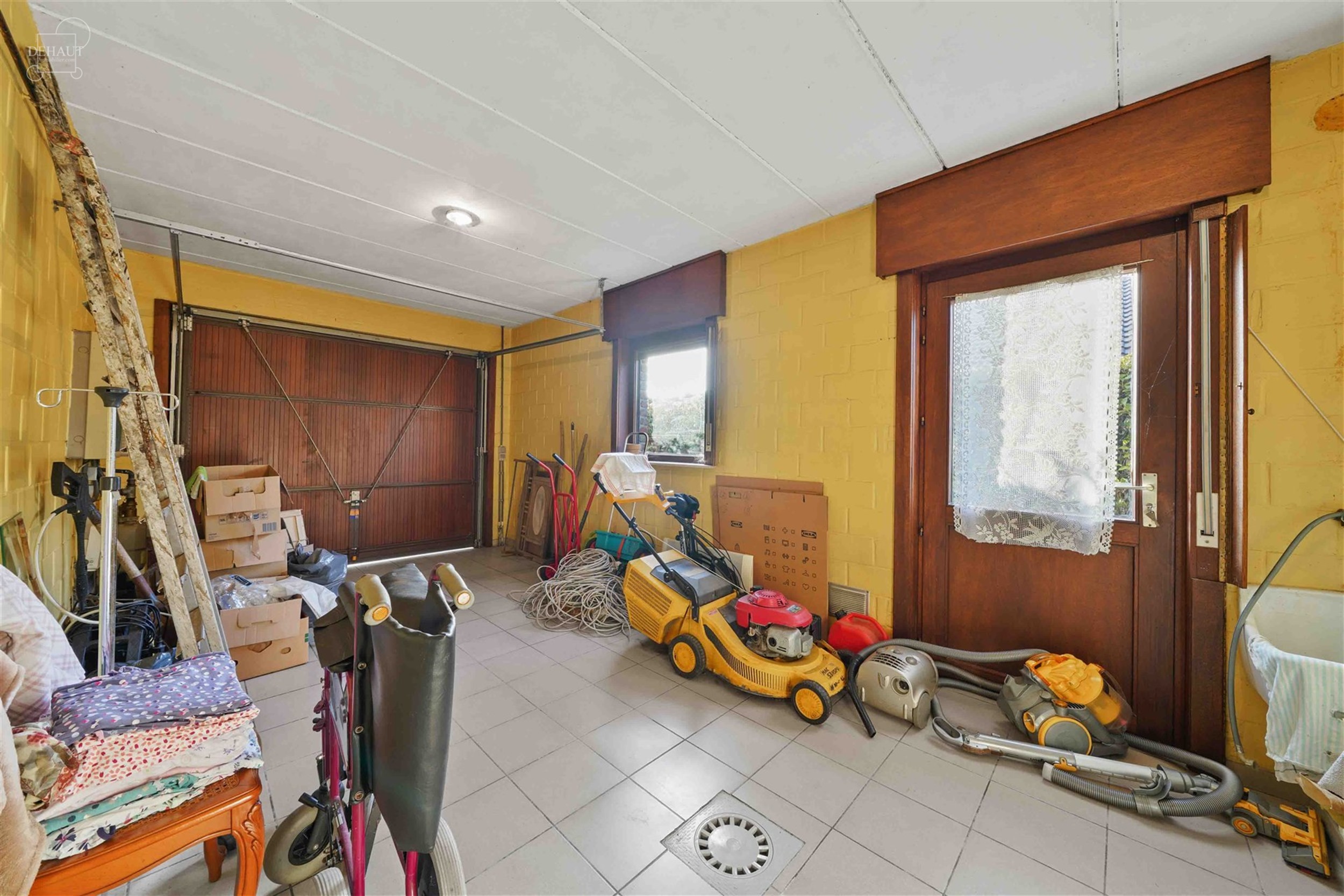 Charmante halfvrijstaande bungalow gebouwd in 1997 en gelegen op een steenworp afstand van het stadscentrum.
Begane grond: grote hal die leidt naar e...