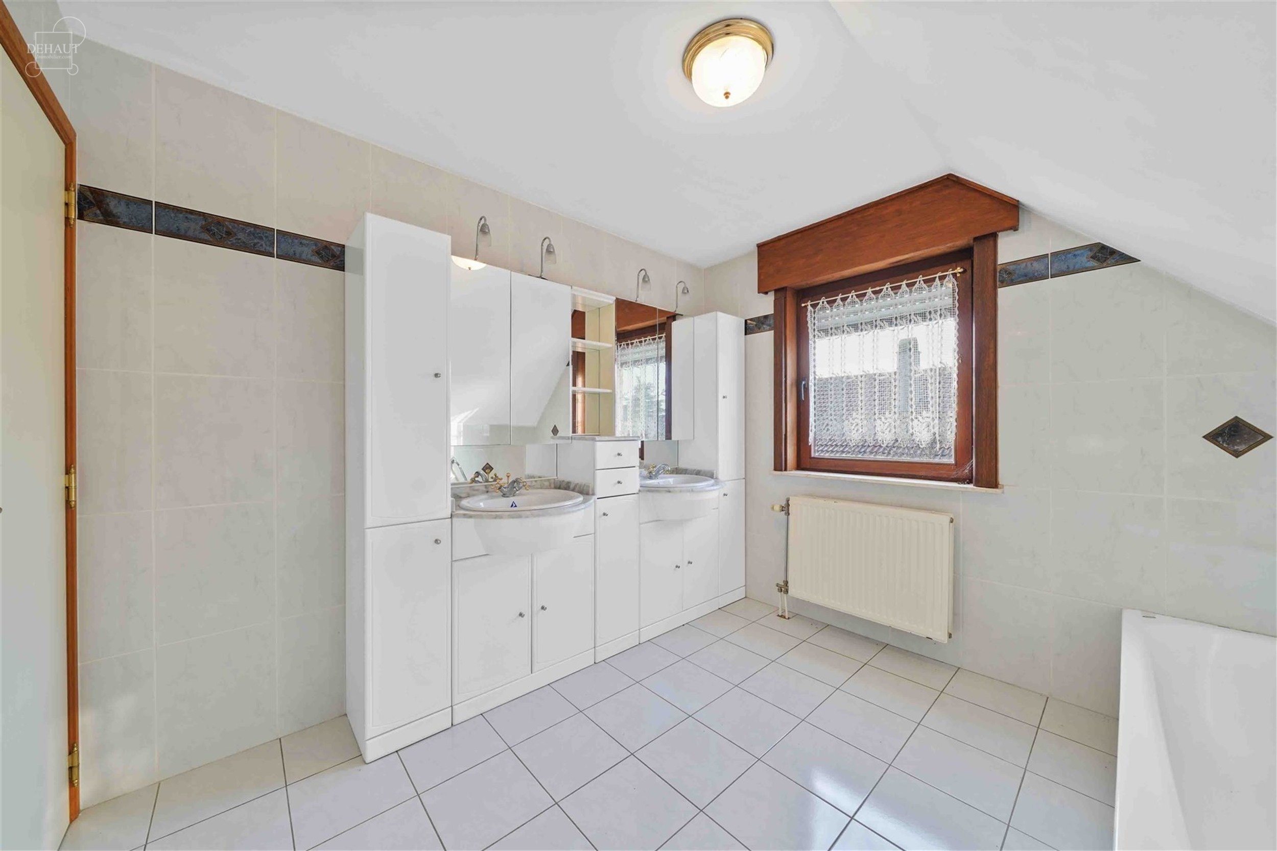 Charmante halfvrijstaande bungalow gebouwd in 1997 en gelegen op een steenworp afstand van het stadscentrum.
Begane grond: grote hal die leidt naar e...