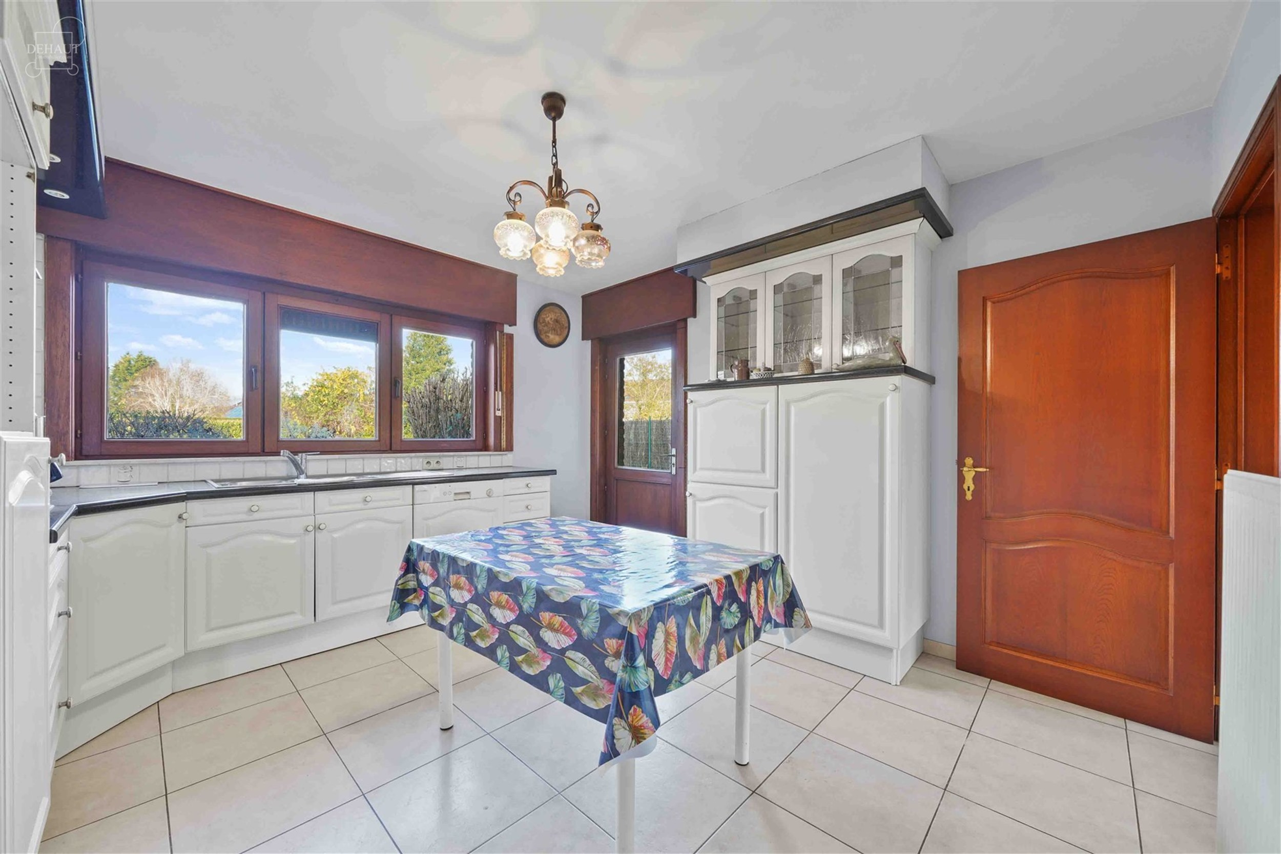 Charmante halfvrijstaande bungalow gebouwd in 1997 en gelegen op een steenworp afstand van het stadscentrum.
Begane grond: grote hal die leidt naar e...