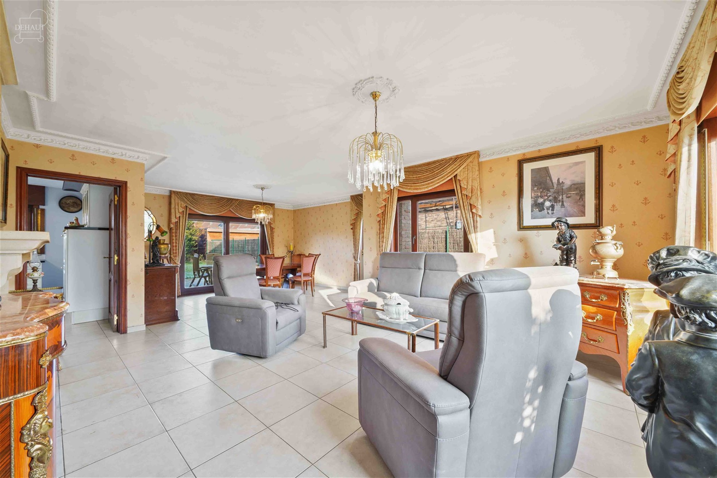 Charmante halfvrijstaande bungalow gebouwd in 1997 en gelegen op een steenworp afstand van het stadscentrum.
Begane grond: grote hal die leidt naar e...