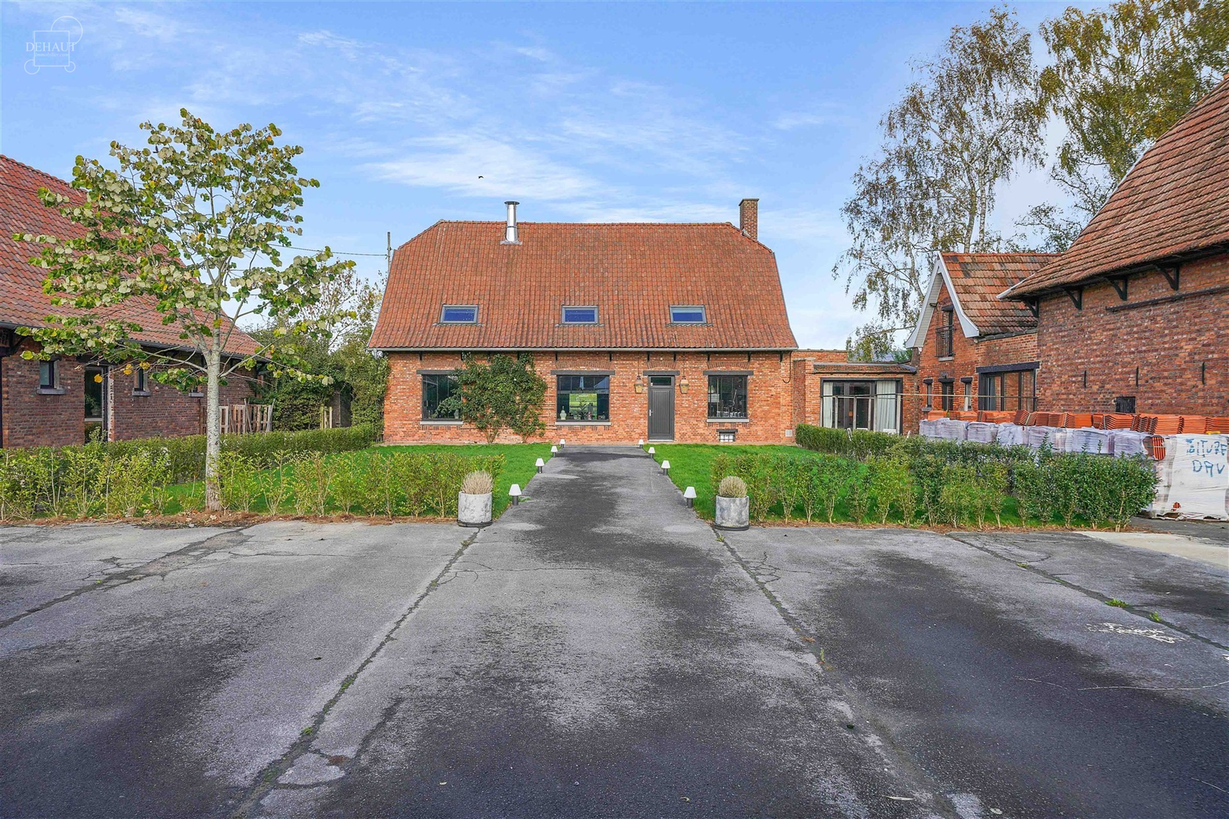 Ensemble immobilier haut de gamme comprenant un corps de ferme rénové avec goût, un gîte, une chambre d'hôtes, une écurie d'env. 195m², un hang...