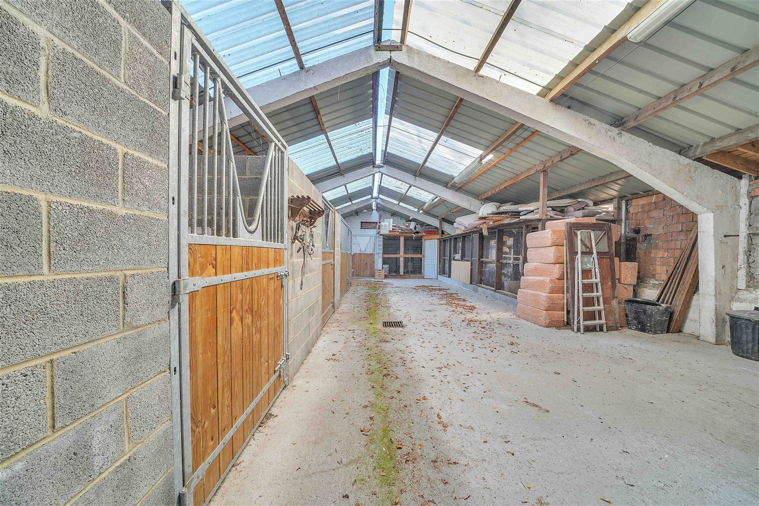 Ensemble immobilier haut de gamme comprenant un corps de ferme rénové avec goût, un gîte, une chambre d'hôtes, une écurie d'env. 195m², un hang...