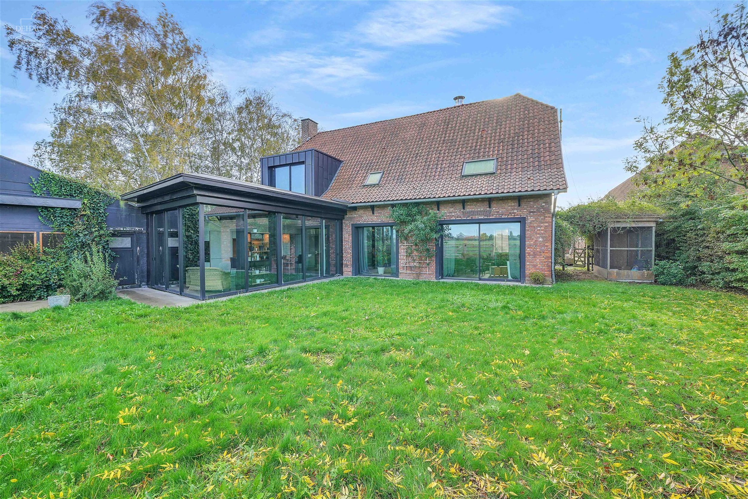 Ensemble immobilier haut de gamme comprenant un corps de ferme rénové avec goût, un gîte, une chambre d'hôtes, une écurie d'env. 195m², un hang...