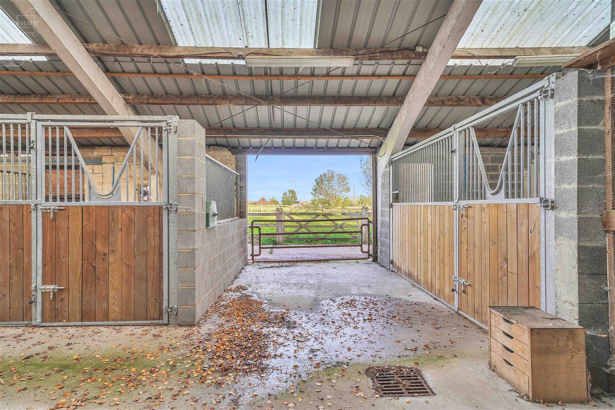 Ensemble immobilier haut de gamme comprenant un corps de ferme rénové avec goût, un gîte, une chambre d'hôtes, une écurie d'env. 195m², un hang...