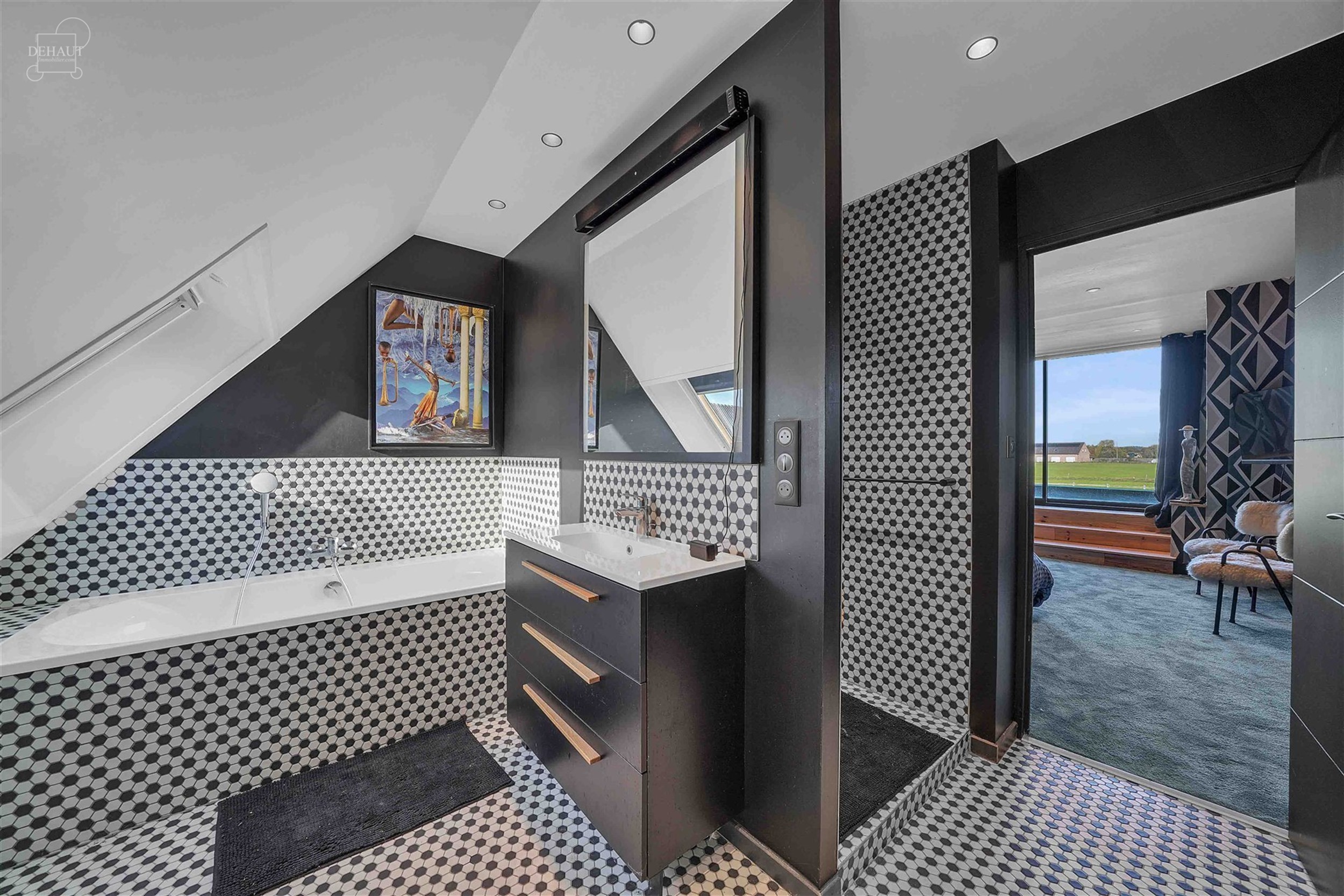 Ensemble immobilier haut de gamme comprenant un corps de ferme rénové avec goût, un gîte, une chambre d'hôtes, une écurie d'env. 195m², un hang...