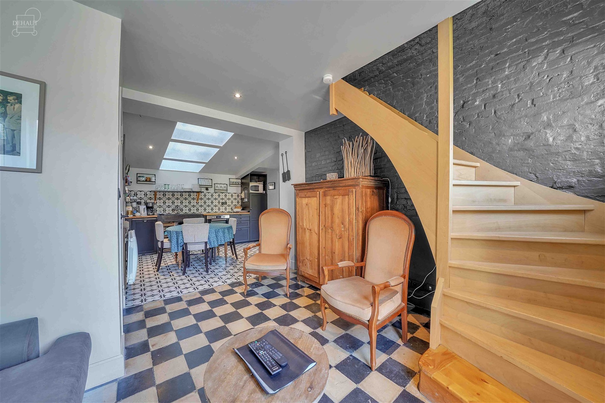 Ensemble immobilier haut de gamme comprenant un corps de ferme rénové avec goût, un gîte, une chambre d'hôtes, une écurie d'env. 195m², un hang...