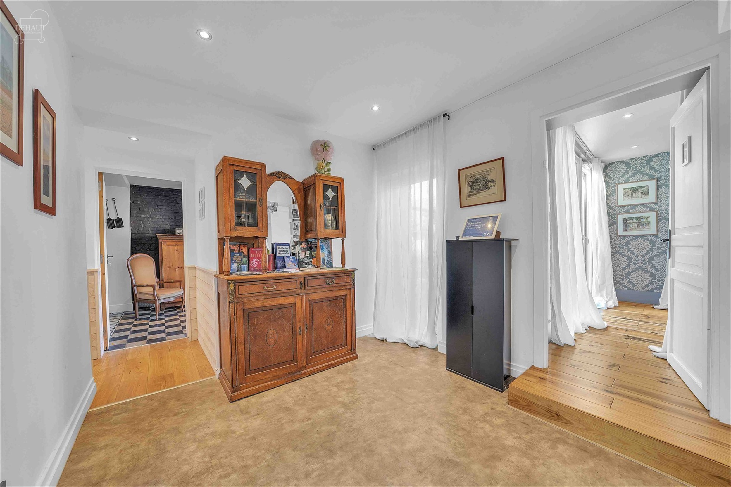 Ensemble immobilier haut de gamme comprenant un corps de ferme rénové avec goût, un gîte, une chambre d'hôtes, une écurie d'env. 195m², un hang...