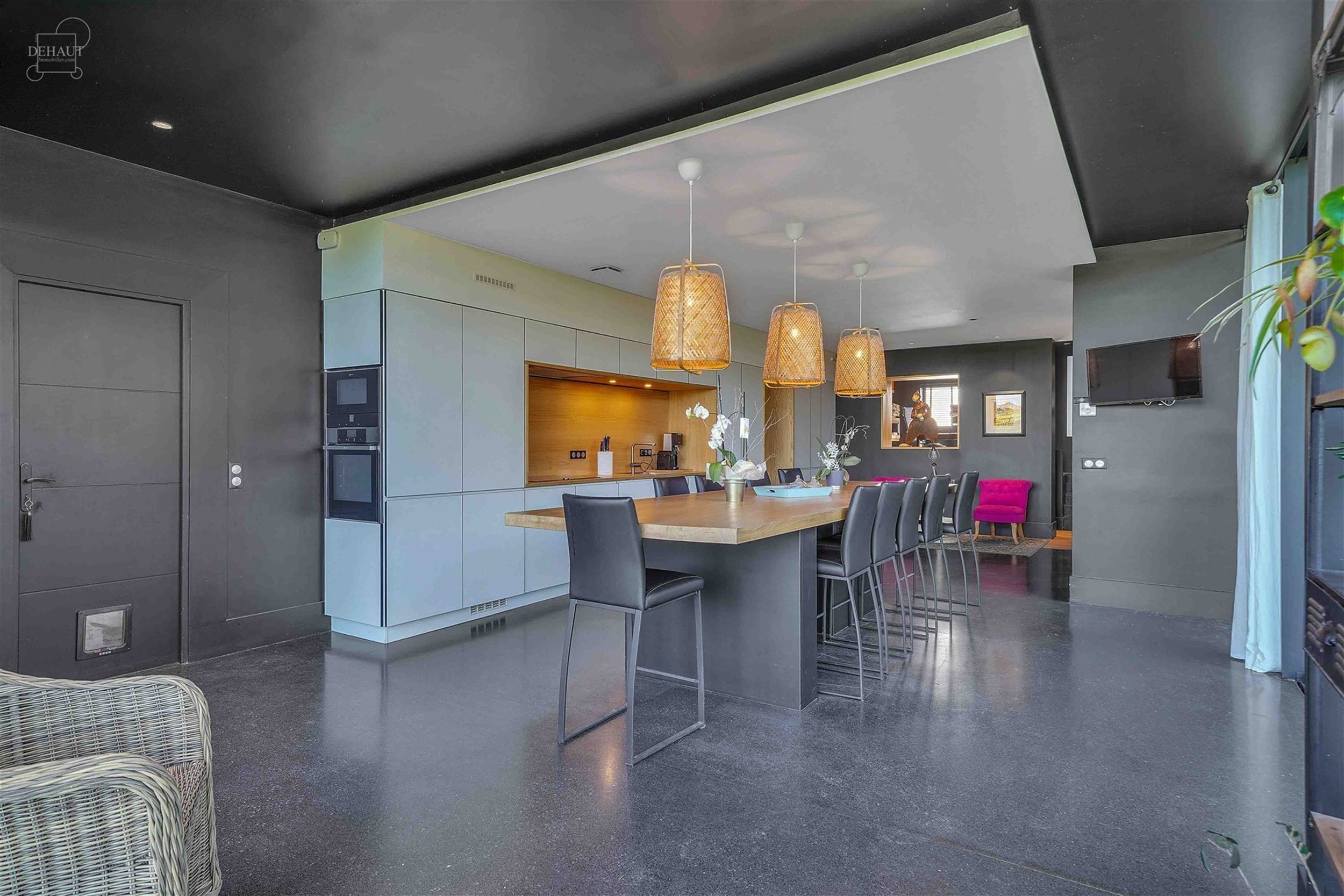 Ensemble immobilier haut de gamme comprenant un corps de ferme rénové avec goût, un gîte, une chambre d'hôtes, une écurie d'env. 195m², un hang...