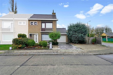 Jolie maison 3 façades avec garage, parking privé et accès latéral. Composée d'un hall d'entrée desservant un salon/séjour d'env. 27.20m² donn...