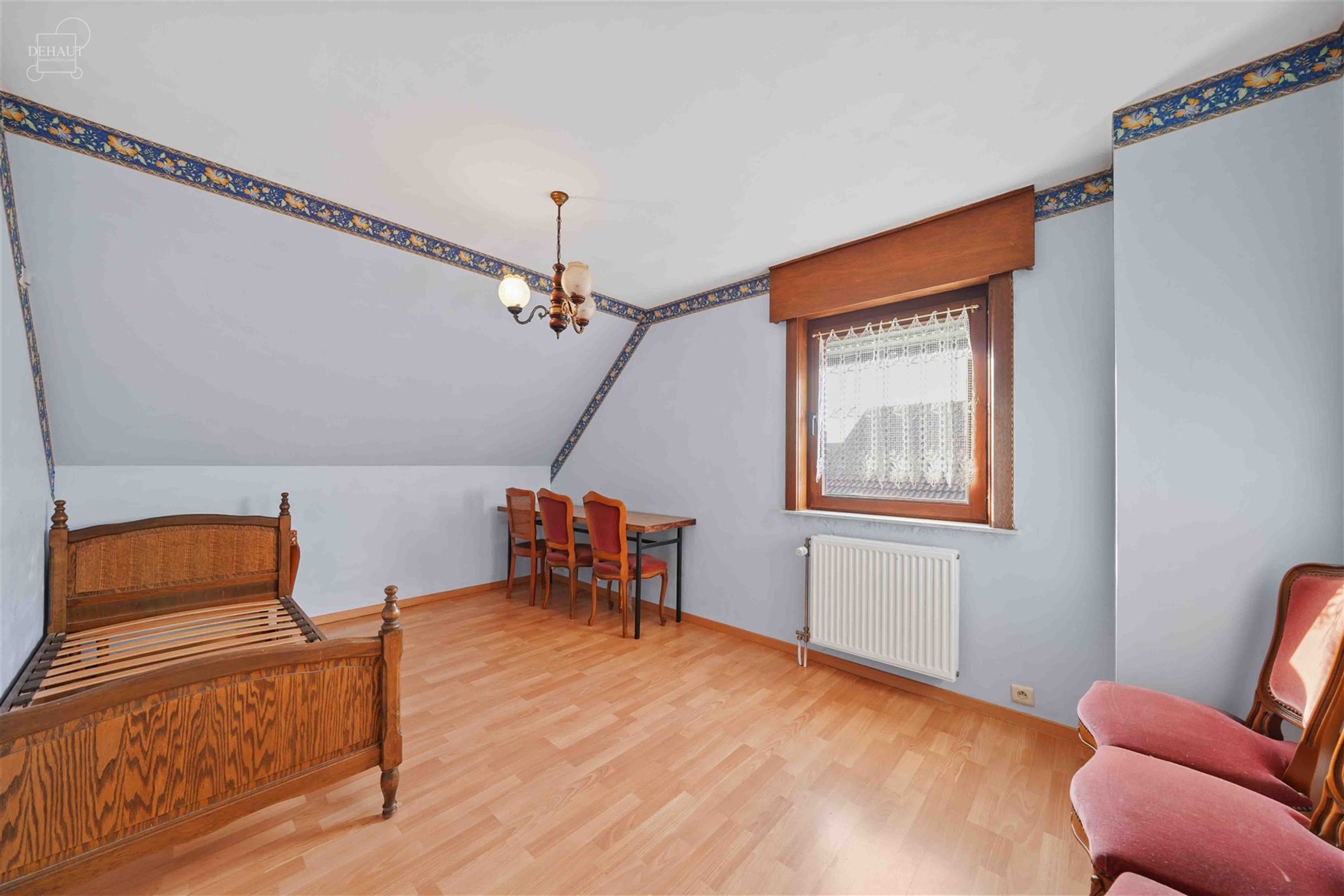 Charmante halfvrijstaande bungalow gebouwd in 1997 en gelegen op een steenworp afstand van het stadscentrum.
Begane grond: grote hal die leidt naar e...