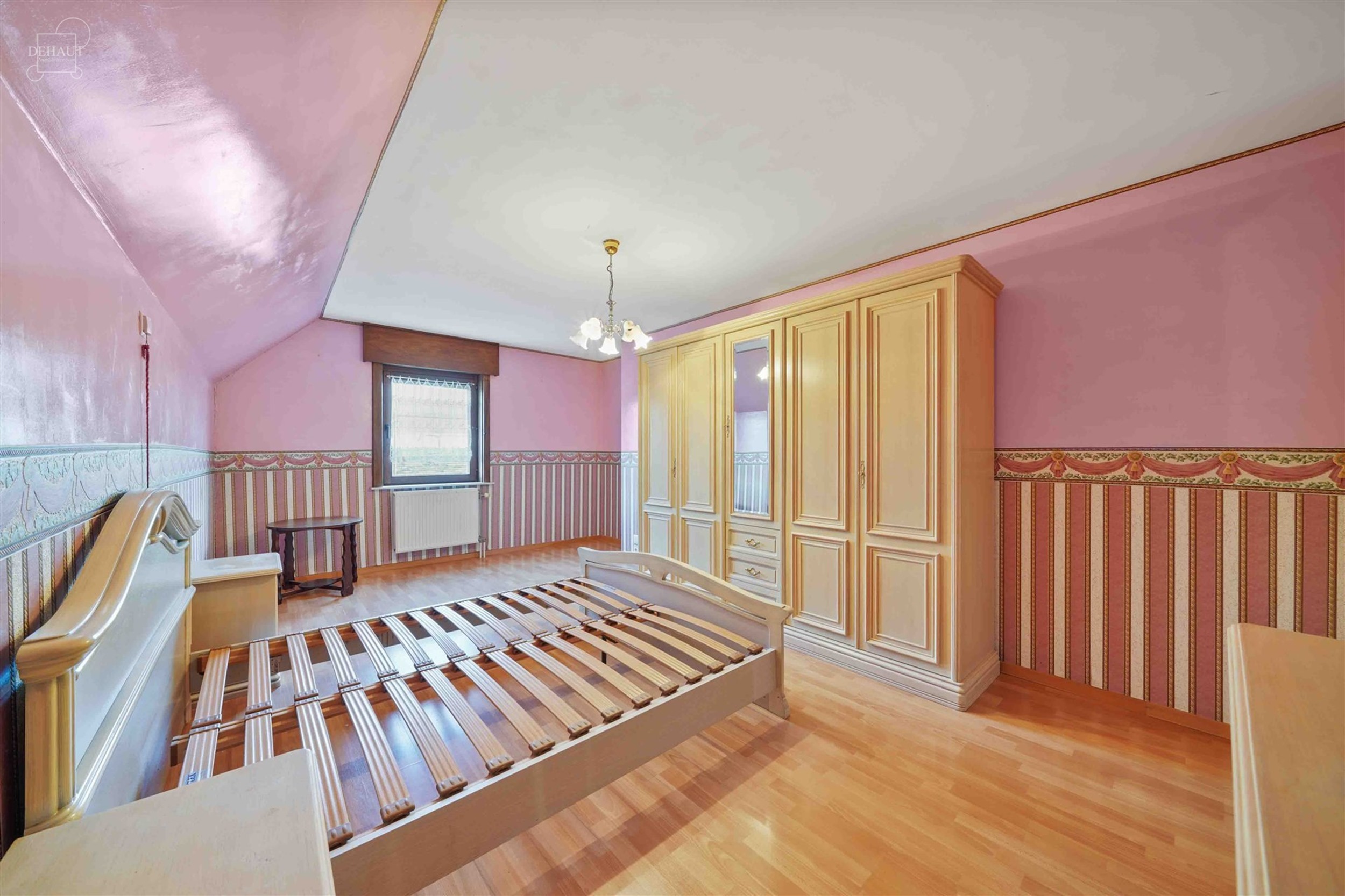 Charmante halfvrijstaande bungalow gebouwd in 1997 en gelegen op een steenworp afstand van het stadscentrum.
Begane grond: grote hal die leidt naar e...