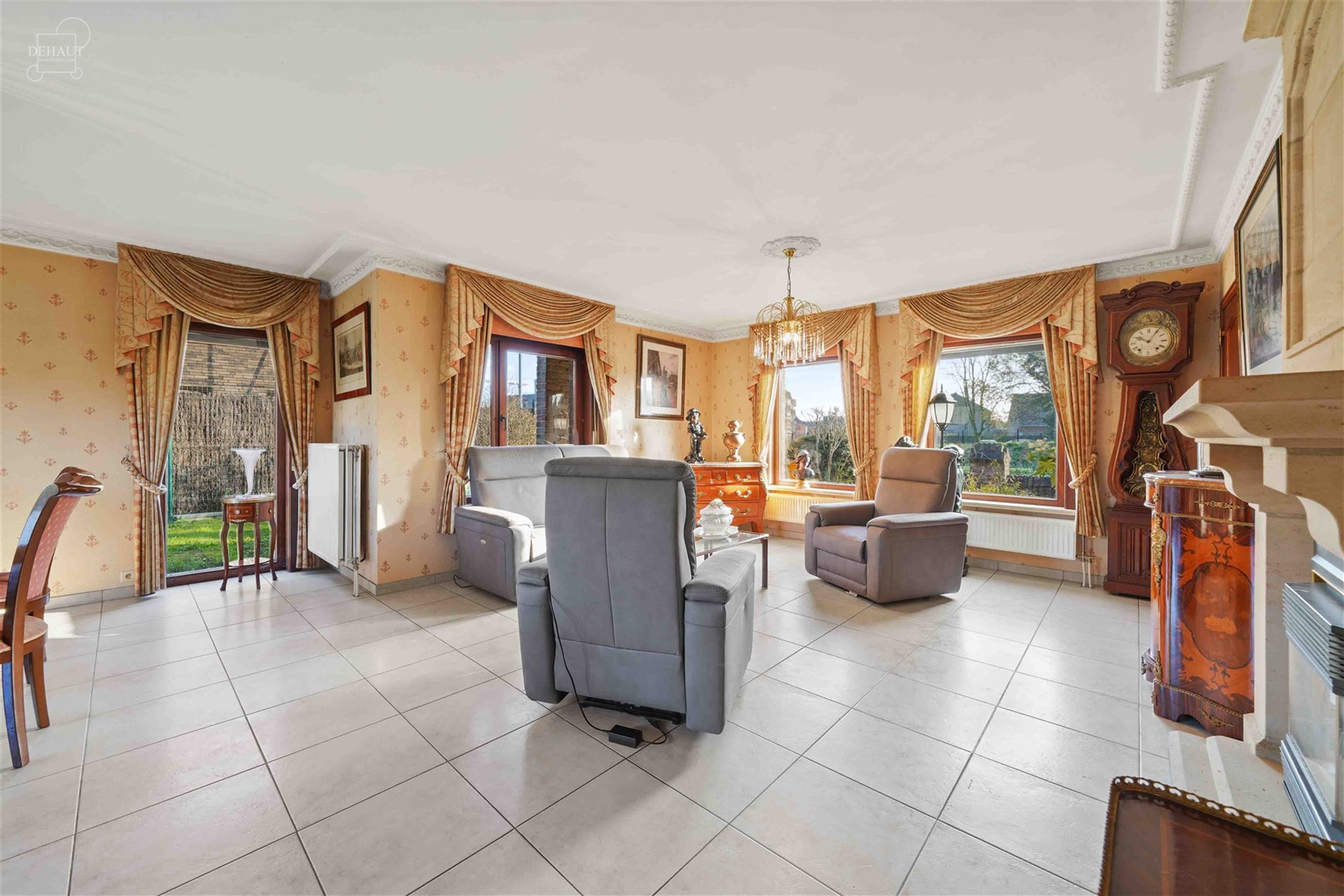 Charmante halfvrijstaande bungalow gebouwd in 1997 en gelegen op een steenworp afstand van het stadscentrum.
Begane grond: grote hal die leidt naar e...