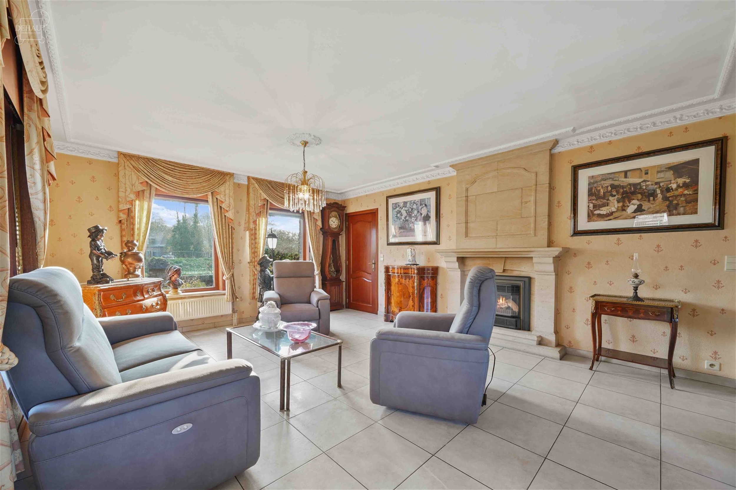 Charmante halfvrijstaande bungalow gebouwd in 1997 en gelegen op een steenworp afstand van het stadscentrum.
Begane grond: grote hal die leidt naar e...